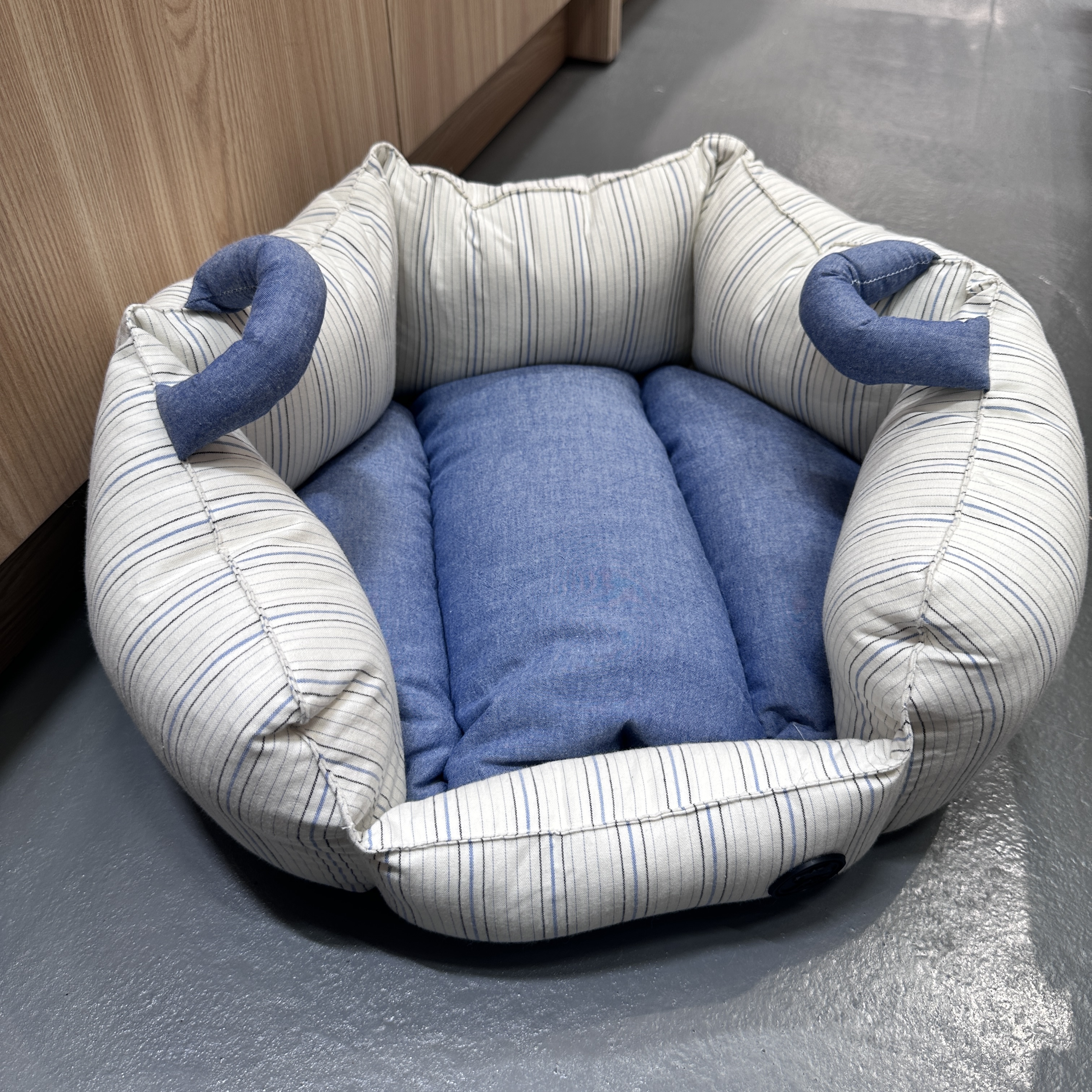 PETMAN 蓝色条纹花瓣窝