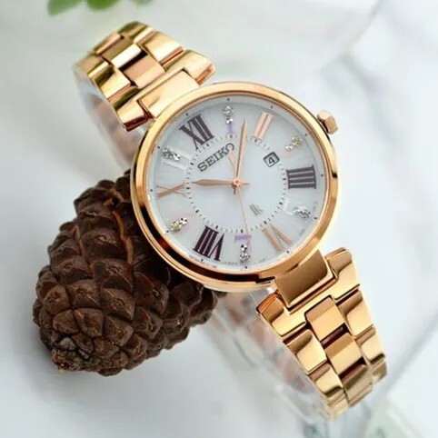 【SEIKO Lukia 精工】Lukia 現代女性 自信 閃耀 太陽能  玫瑰金 女錶 SUT334J1