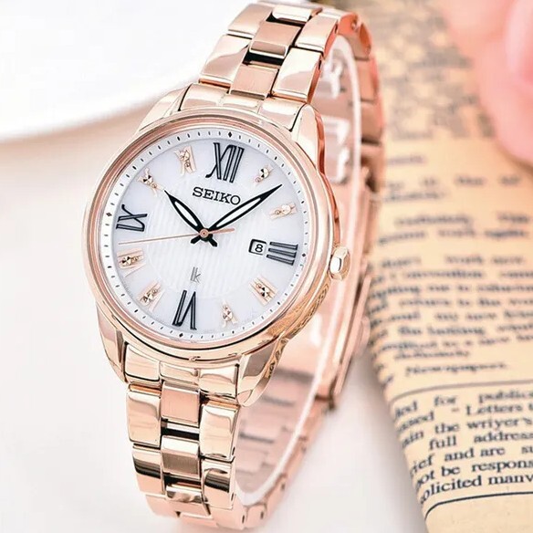 【SEIKO Lukia 精工】Lukia 現代女性 自信 閃耀 太陽能  玫瑰金 女錶 SUT364J1