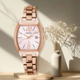 【SEIKO Lukia 精工】Lukia 現代女性 自信 閃耀 太陽能  玫瑰金 女錶 SUT356J1