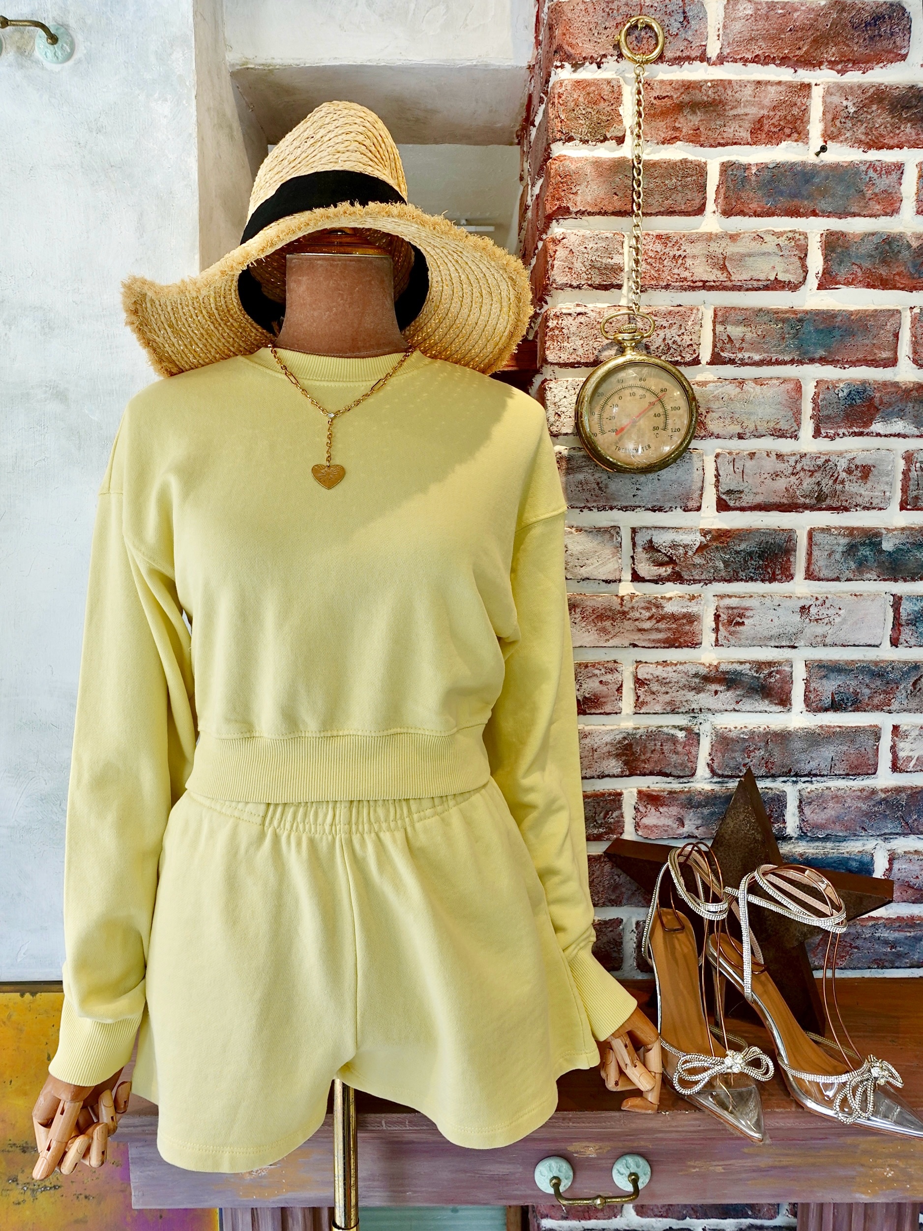 Butter Yellow黃色圓領短上衣+高腰短褲套裝