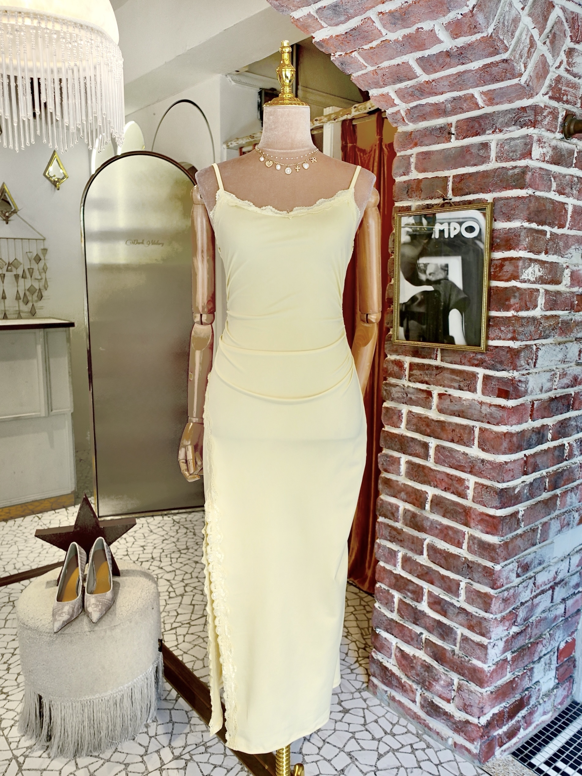 Butter Yellow奶油檸檬黃色抽皺蕾絲飾邊開叉Midi Dress