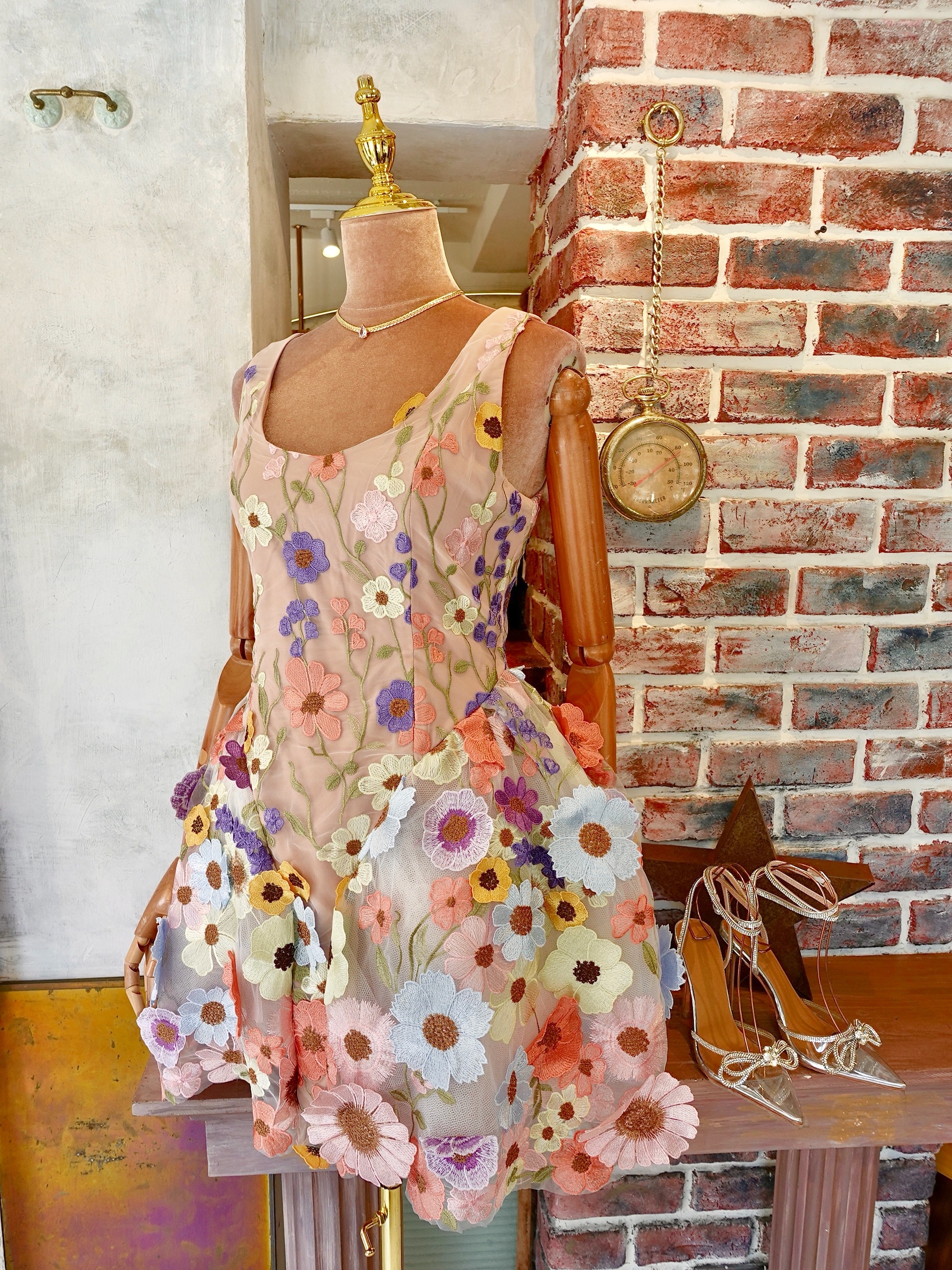 Wild Garden粉彩手工刺繡花朵裸色小禮服Dress