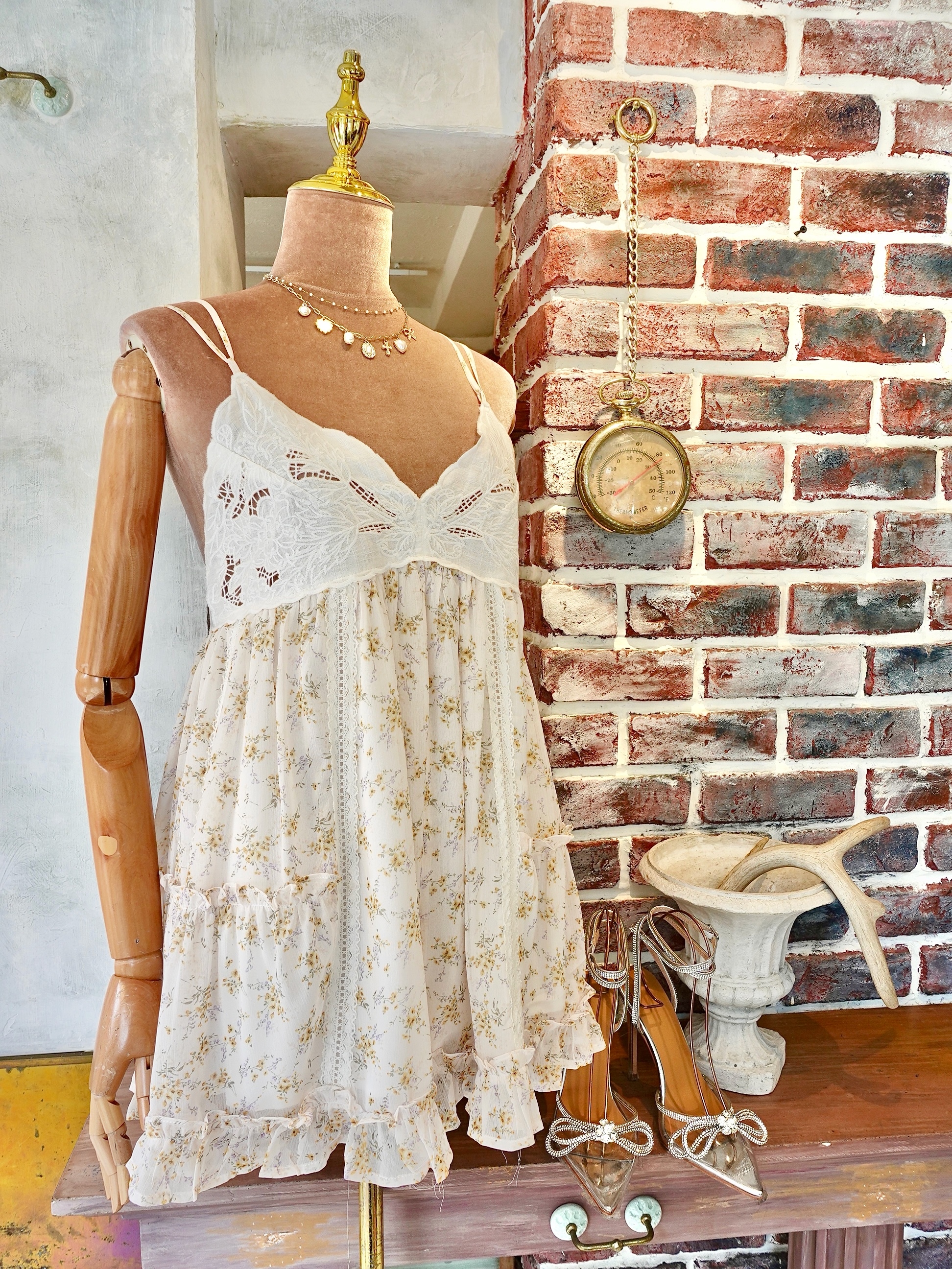 Yellow Floral白色手勾蕾絲小黃花連身短褲