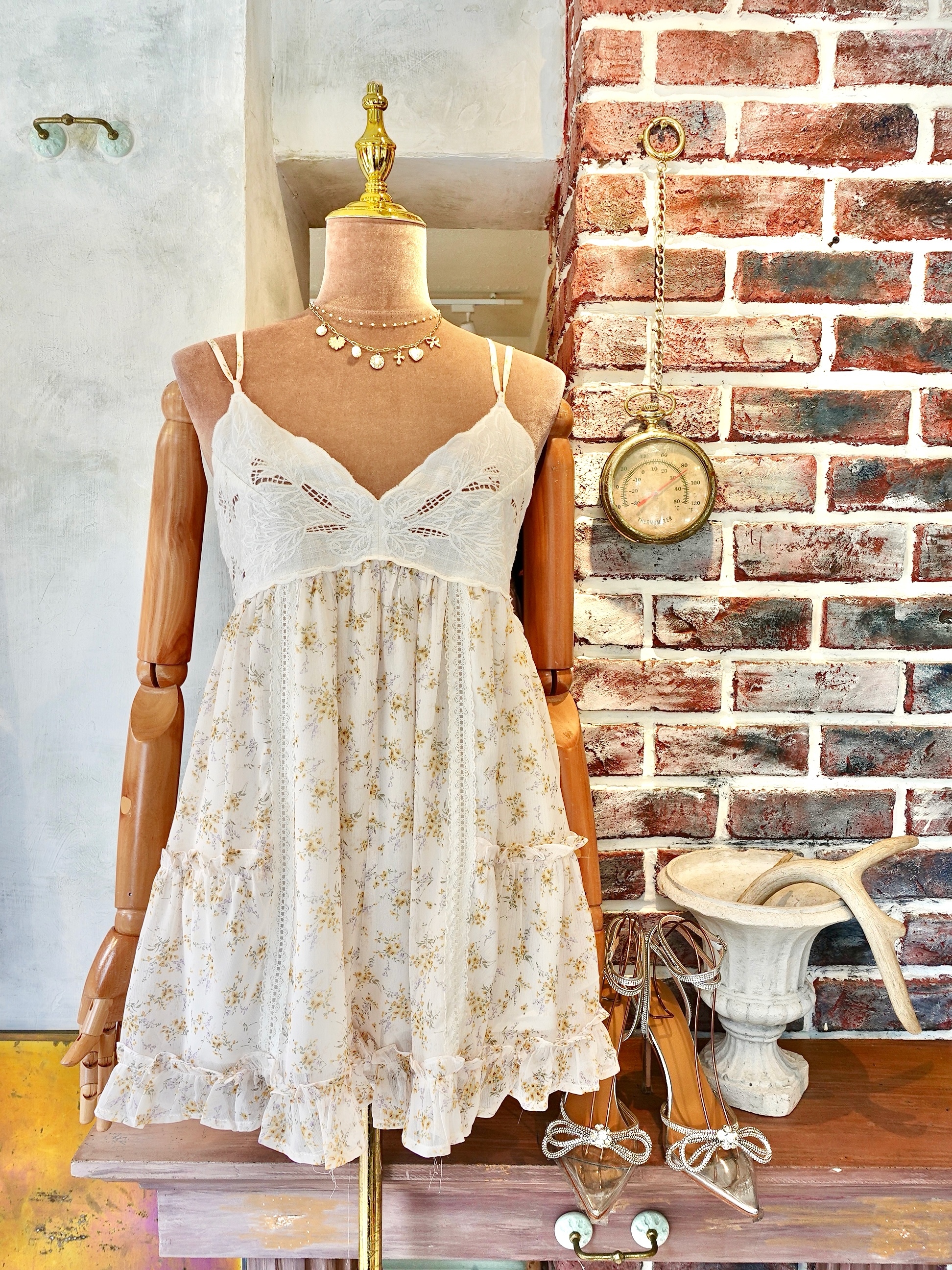 Yellow Floral白色手勾蕾絲小黃花連身短褲