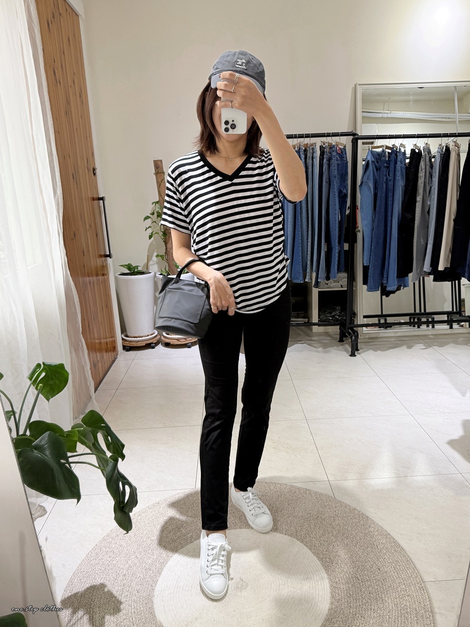 正韓V領彈性萊卡橫條上衣