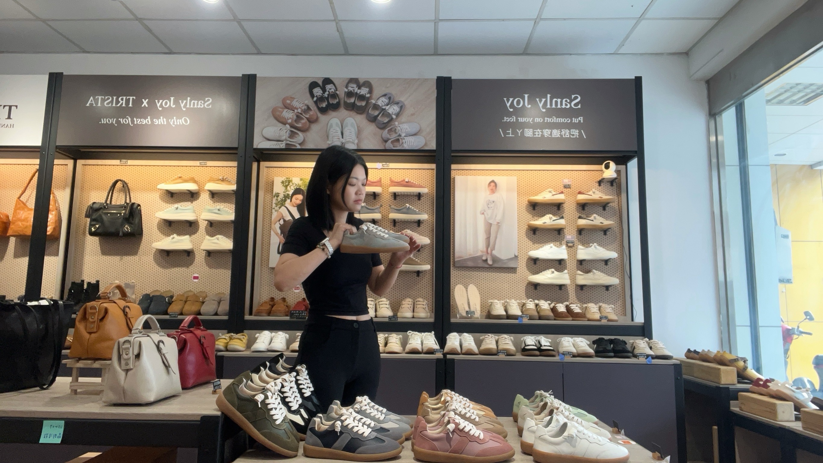 全台熱銷破萬雙神鞋齊聚屏東門市！Sanly Joy 提供最齊全的真皮德訓鞋、氣墊休閒鞋款式。親自試穿體驗 3M 防潑水與高彈力按摩氣墊的極致舒適。