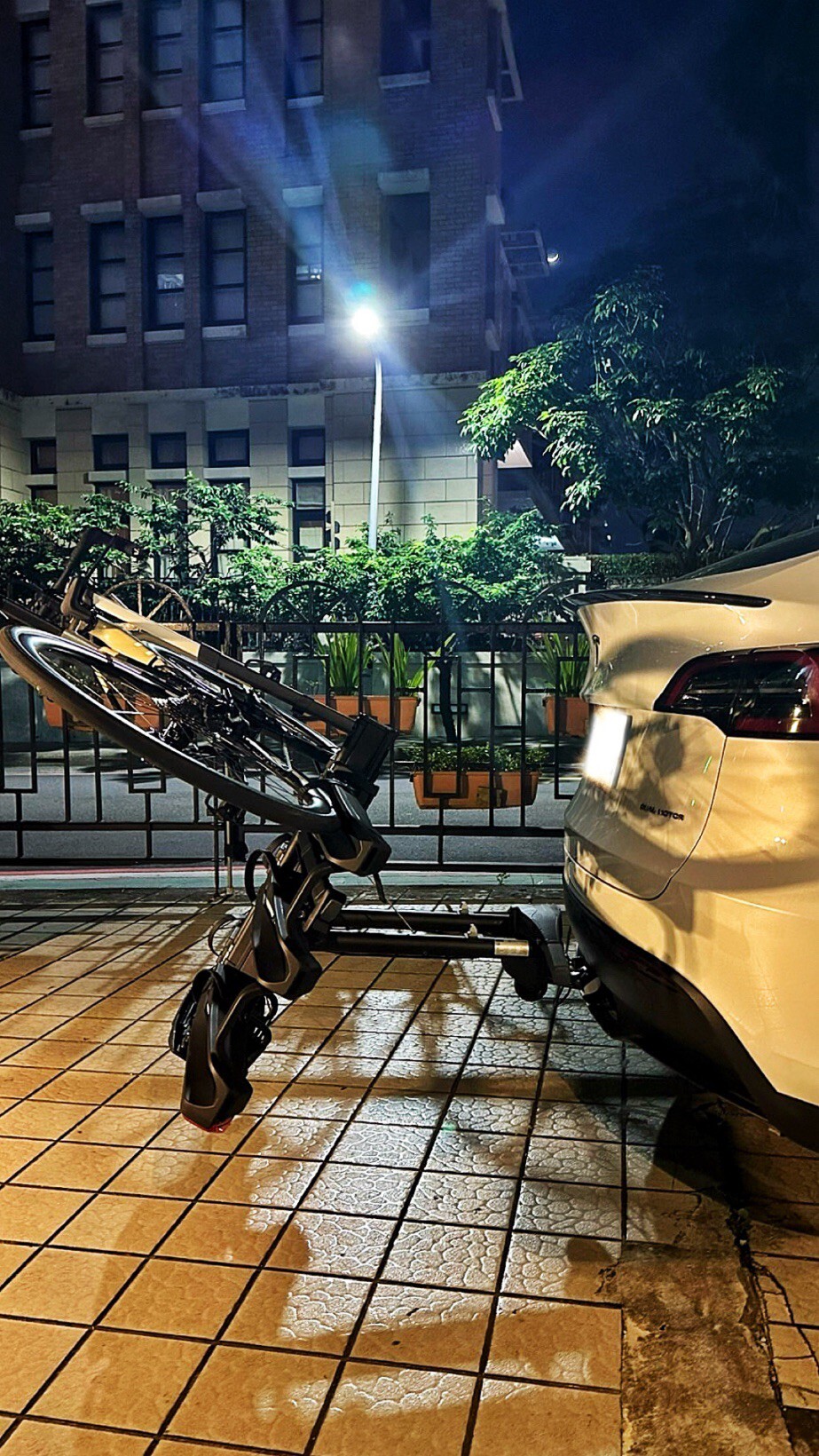 THULE Epos 3台份 TESLA MODEL Y 拖車球單車架 (公路車/電輔車/單車)