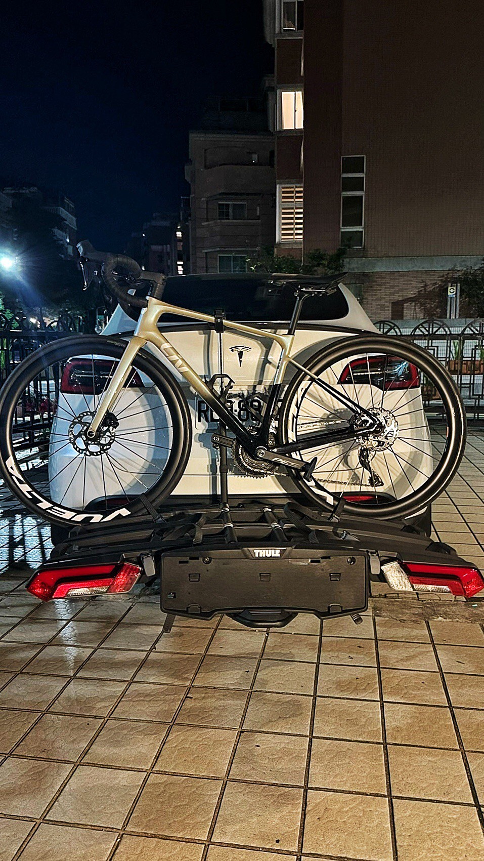 THULE Epos 3台份 TESLA MODEL Y 拖車球單車架 (公路車/電輔車/單車)