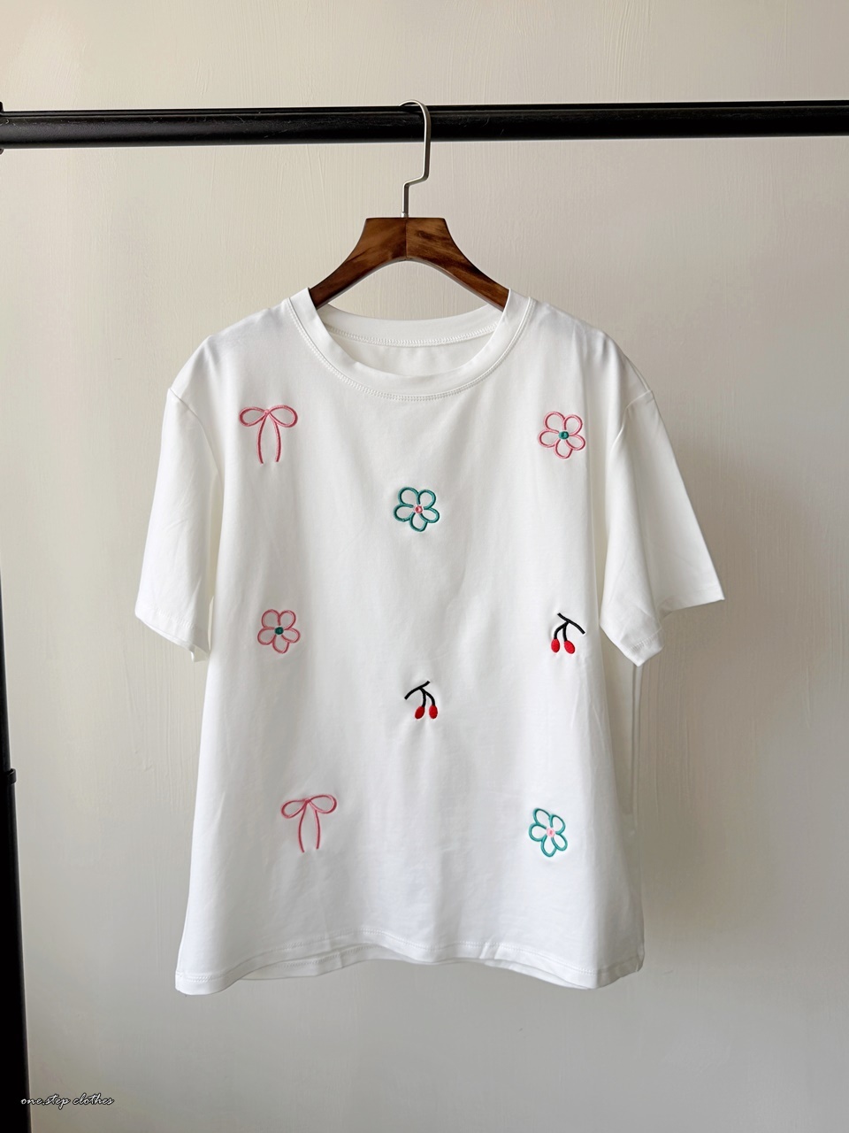 正韓小花櫻桃刺繡T (白)