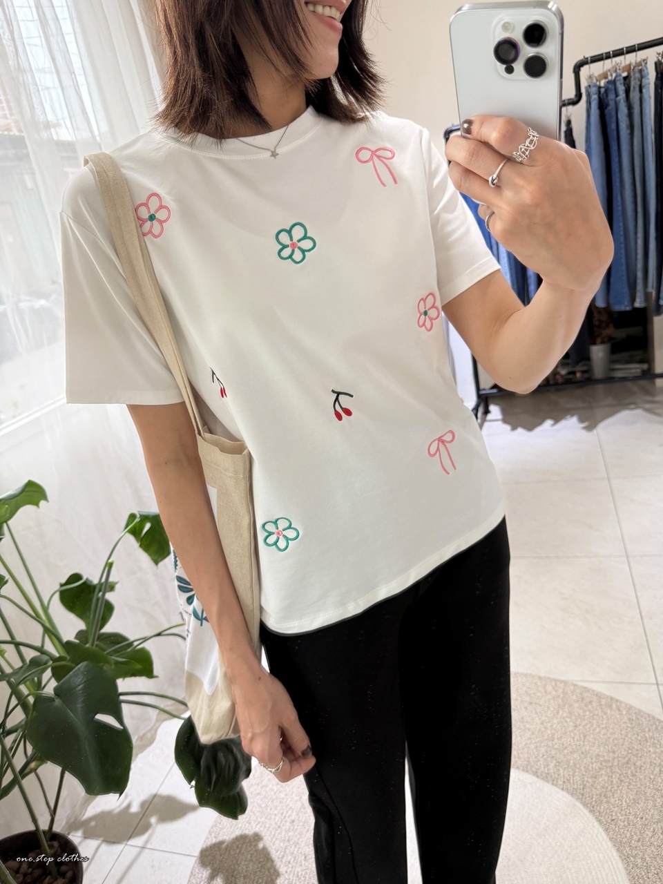 正韓小花櫻桃刺繡T (白)
