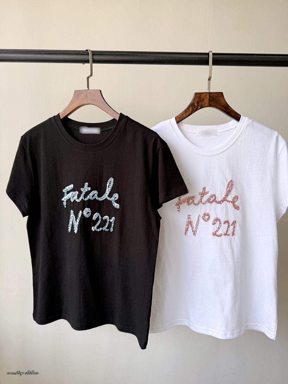 正韓N221雙色亮片字母T (黑)