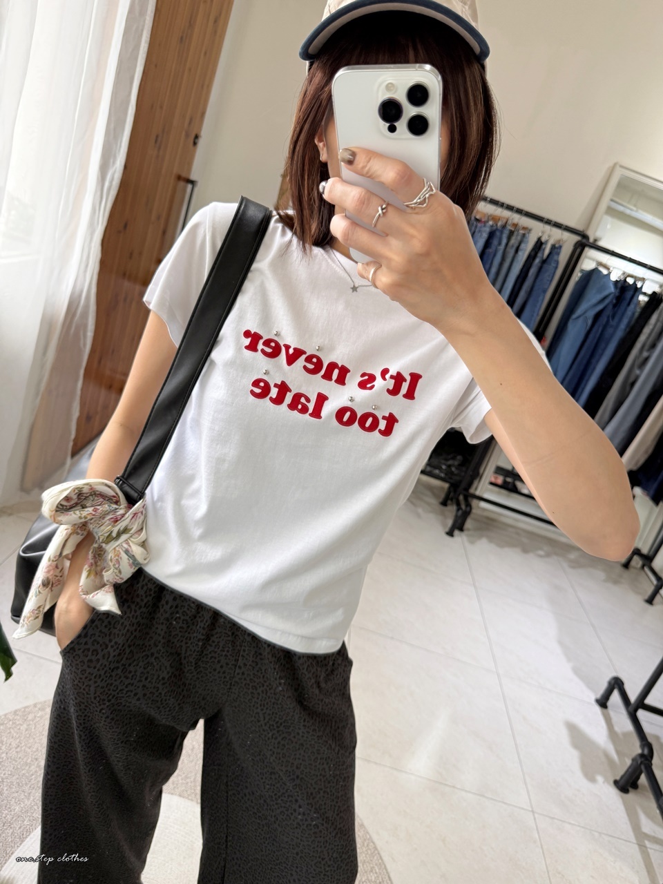 正韓never too late 釘珠字母T (白)