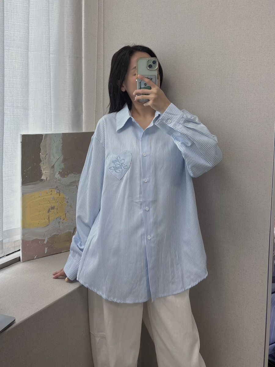 A17質感厚磅條紋愛心口袋刺繡襯衫(2色)