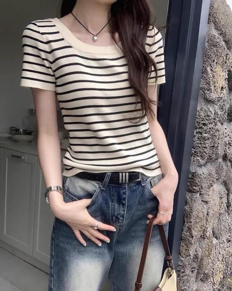 【顯瘦修身的U領條紋針織上衣】（預購）