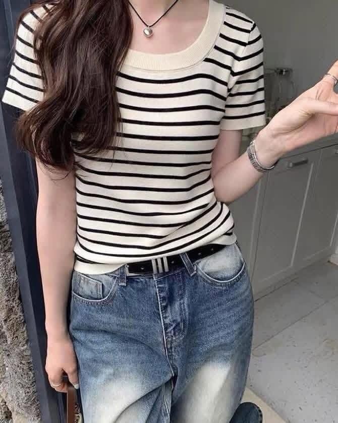 【顯瘦修身的U領條紋針織上衣】（預購）