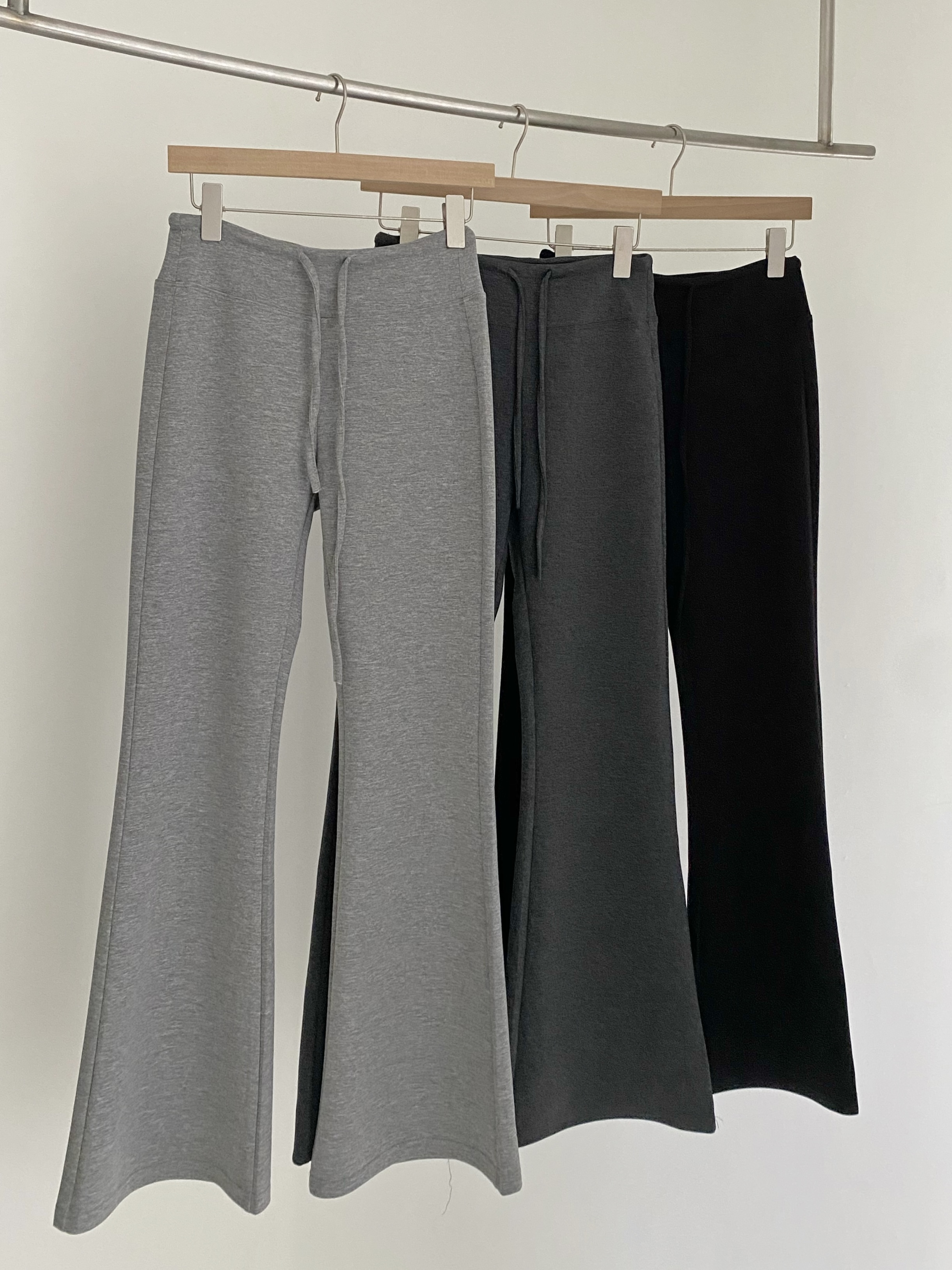 抽繩挺版中腰微喇雲朵褲