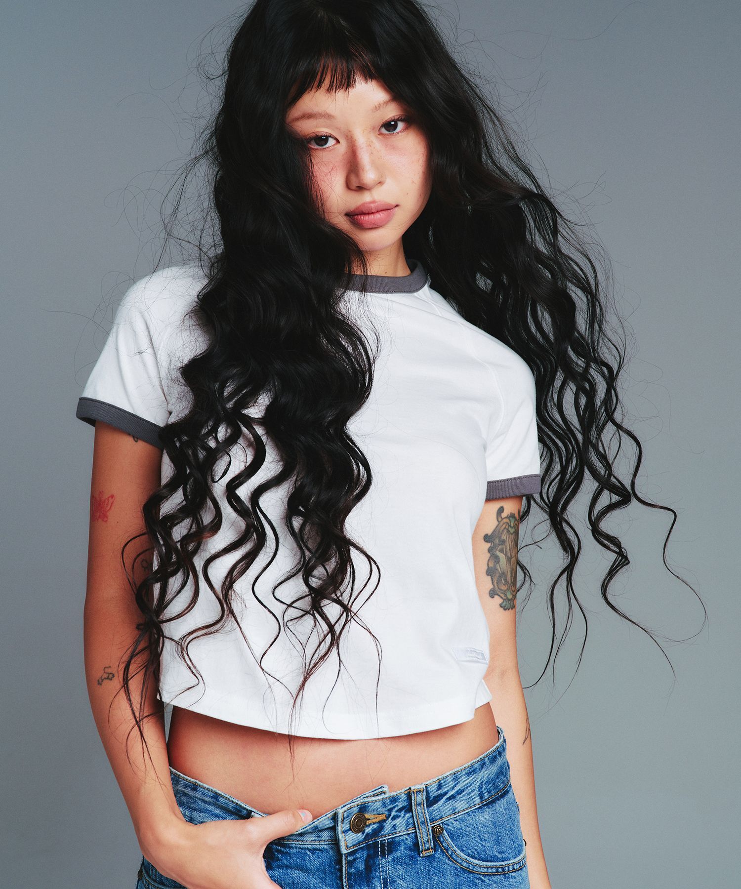 AMES-WORLDWIDE 圓弧下擺拼色T恤 AM2GMFT531AWH