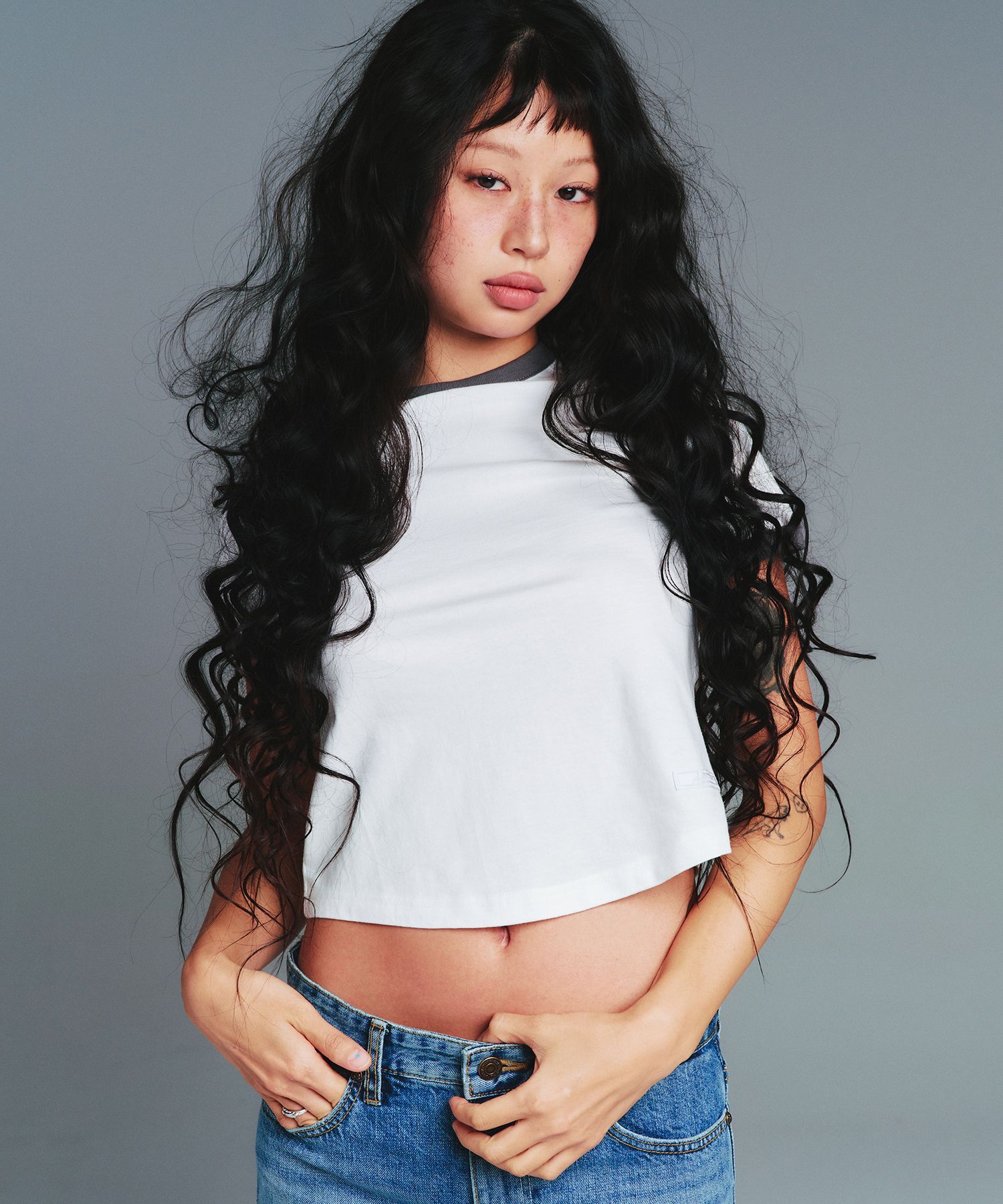 AMES-WORLDWIDE 圓弧下擺拼色T恤 AM2GMFT531AWH