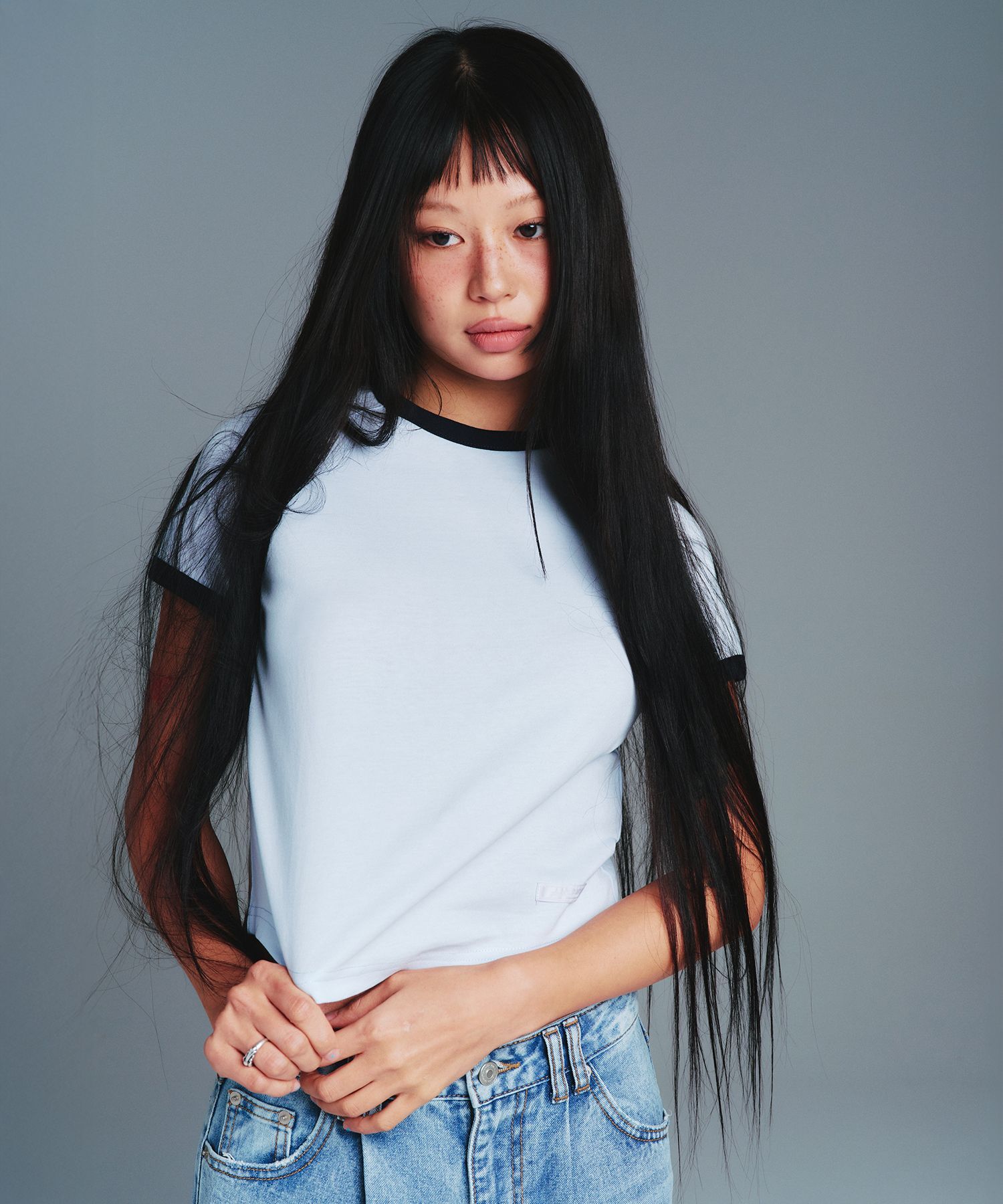 AMES-WORLDWIDE 圓弧下擺撞色領口T恤 AM2GMFT531ABL