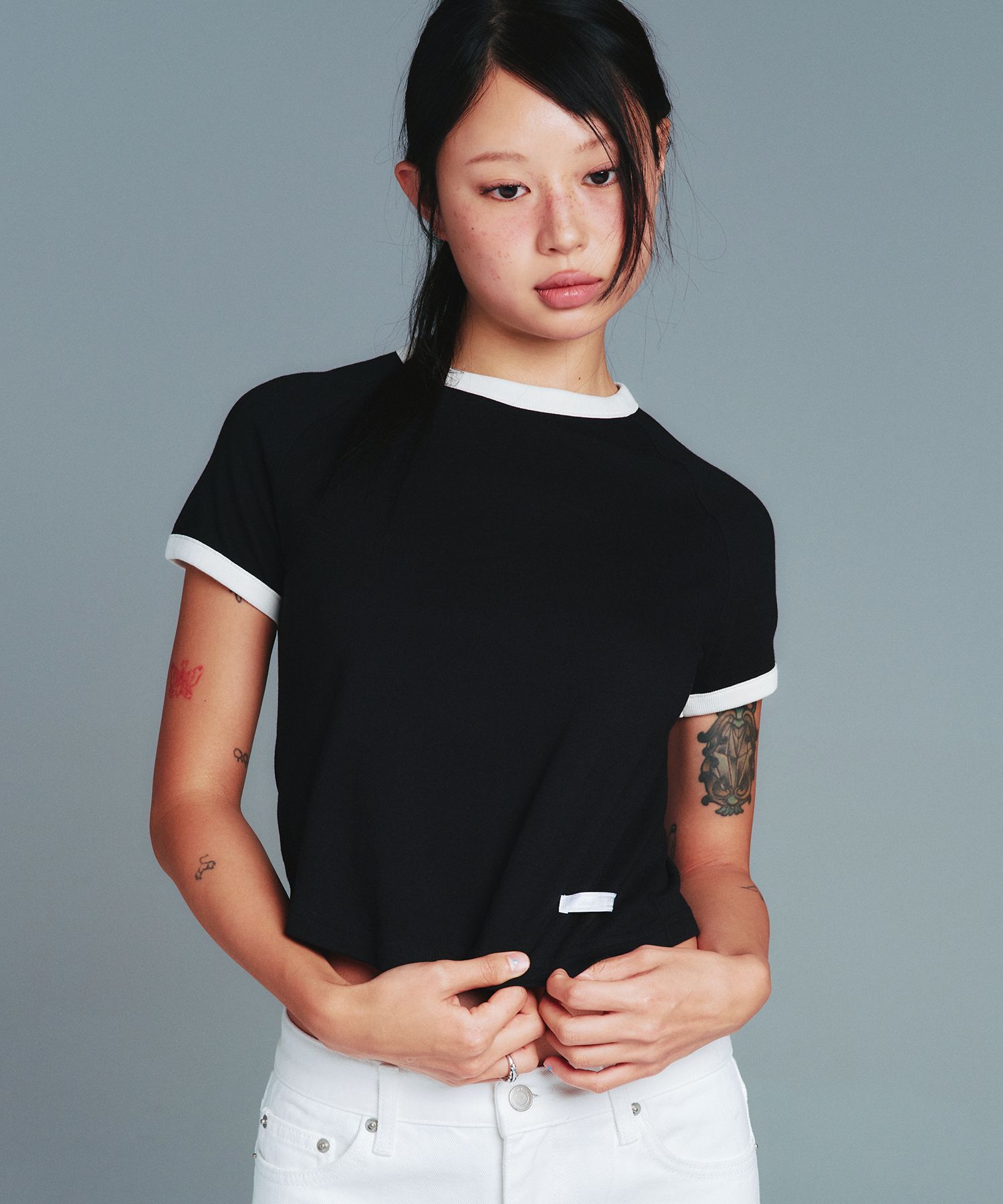 AMES-WORLDWIDE 圓弧下擺撞色領T恤 AM2GMFT531ABK