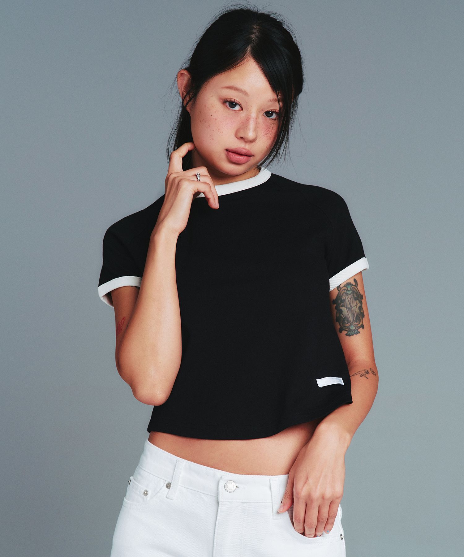 AMES-WORLDWIDE 圓弧下擺撞色領T恤 AM2GMFT531ABK