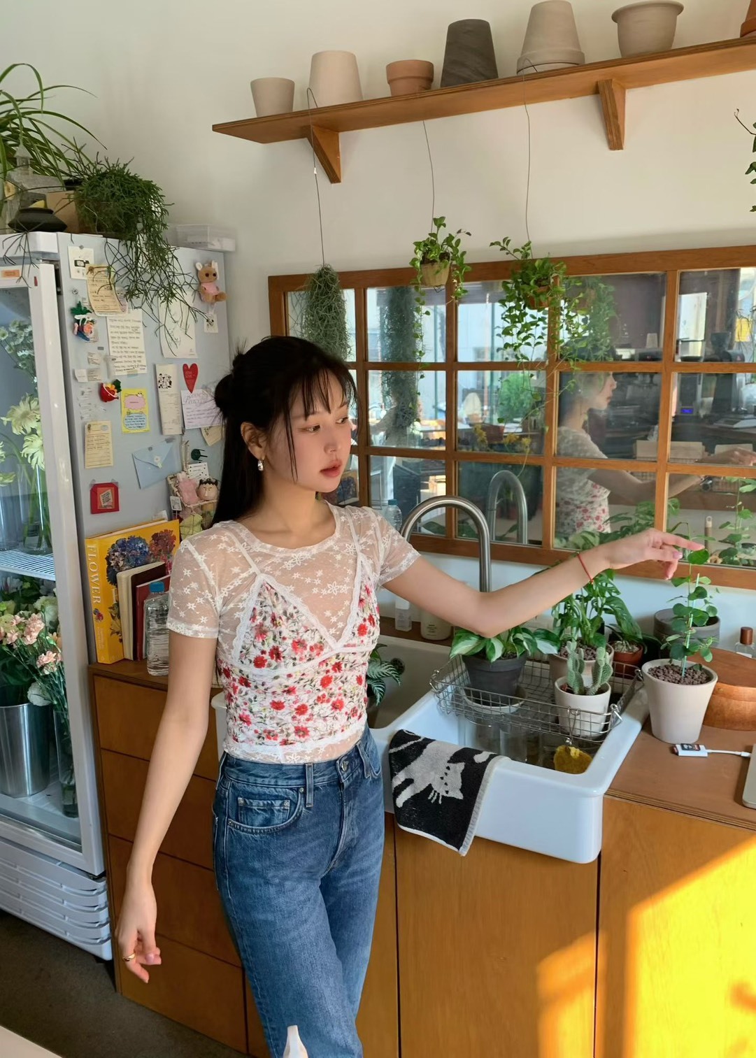 框邊花朵蕾絲吊帶背心
