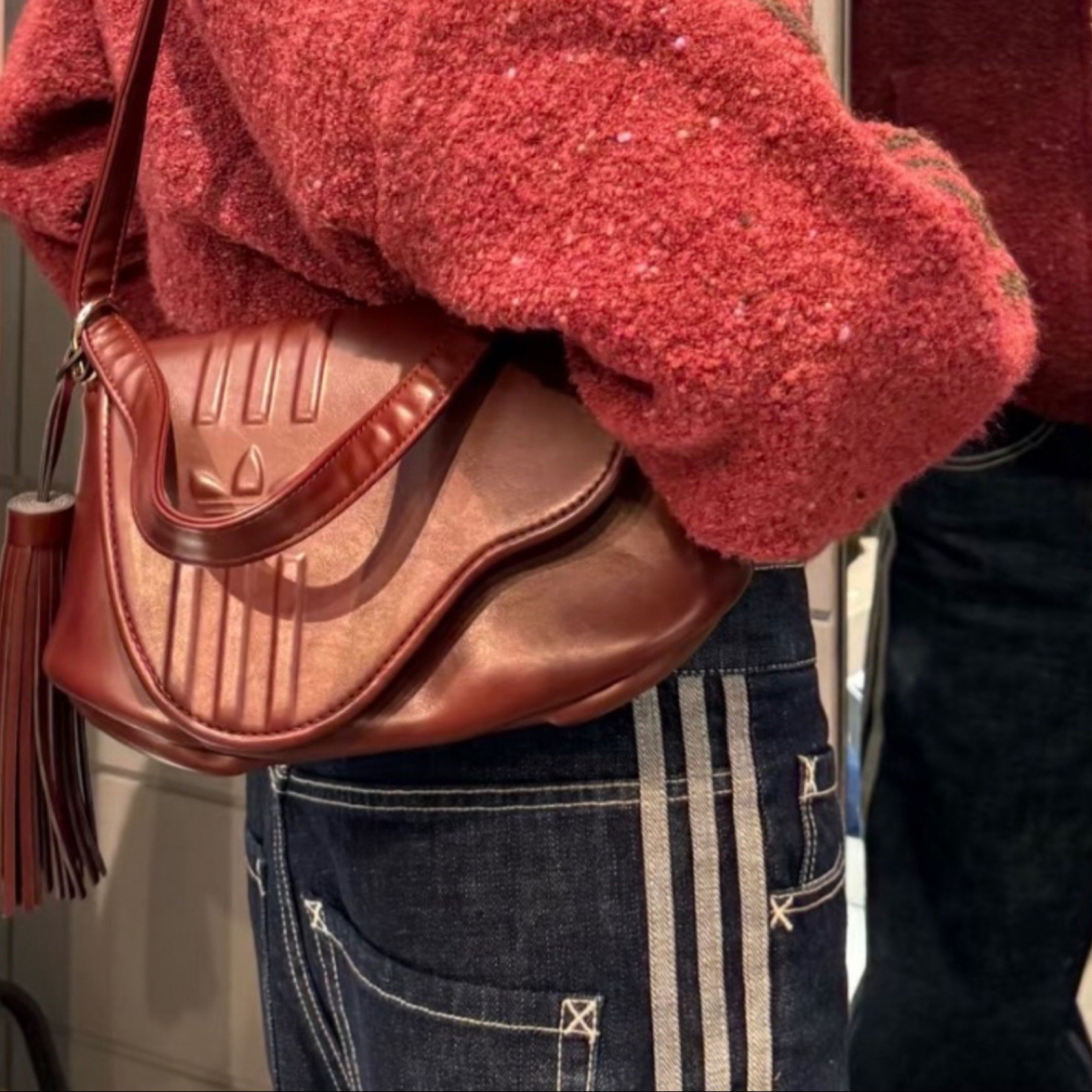 NICEDAY 代購 Adidas Originals 暗紅 三葉草 三條紋 流蘇 手提 單肩包 KW4726