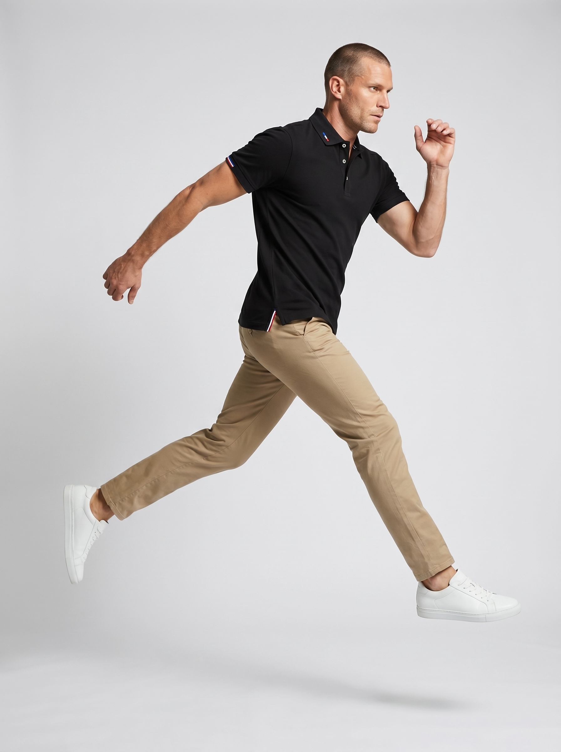 專業經理人穿著衣十五POLO衫用力一跳,展現出POLO的舒適