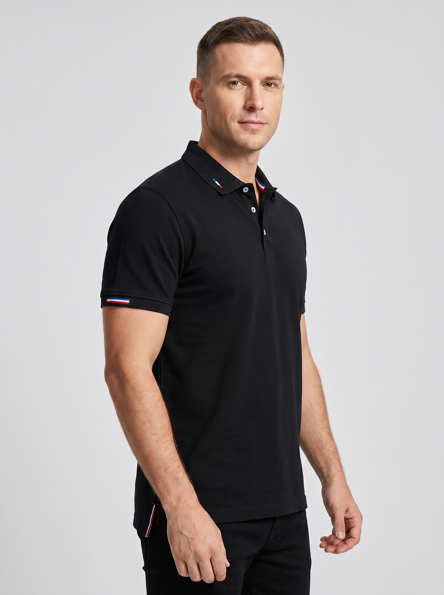 深色系在心理學上代表著「收斂、冷靜、專業」。當你需要展現主管氣勢，或希望客戶覺得你「值得信賴」時，深色POLO絕對是首選。