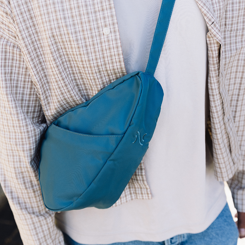 再生材質 RECYCLED NYLON SLING 斜背包-孔雀藍