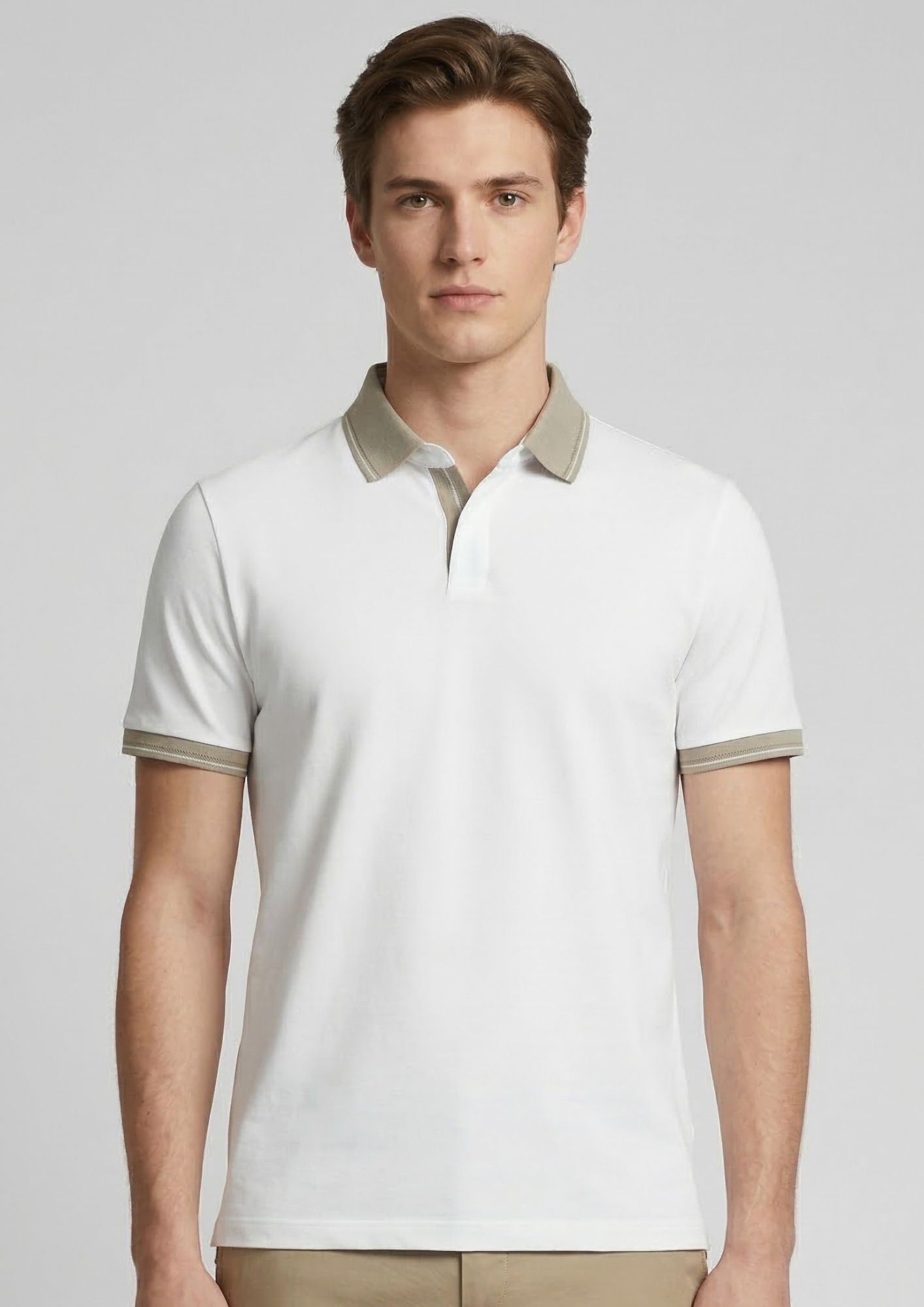 白色 POLO + 卡其色 (Khaki) 長褲。這源自常春藤名校風格，給人親切好溝通、受過良好教育的印象。