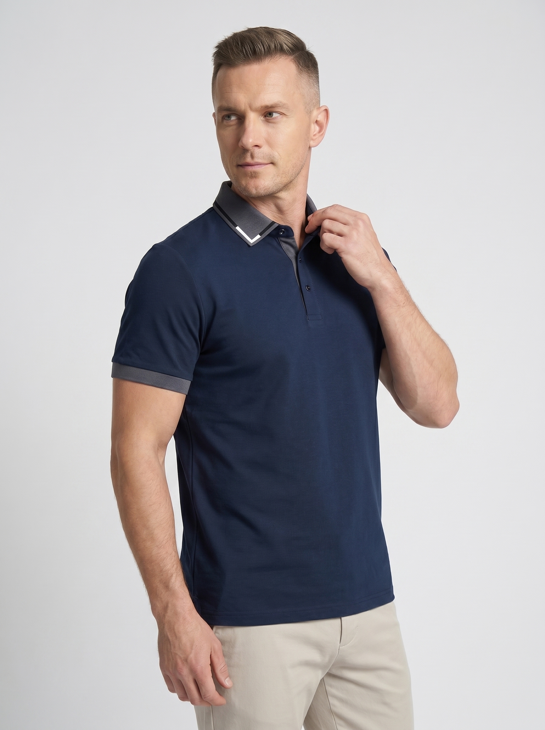 偶爾跳脫純色，選擇領口或袖口有「撞色條紋」設計的POLO款式