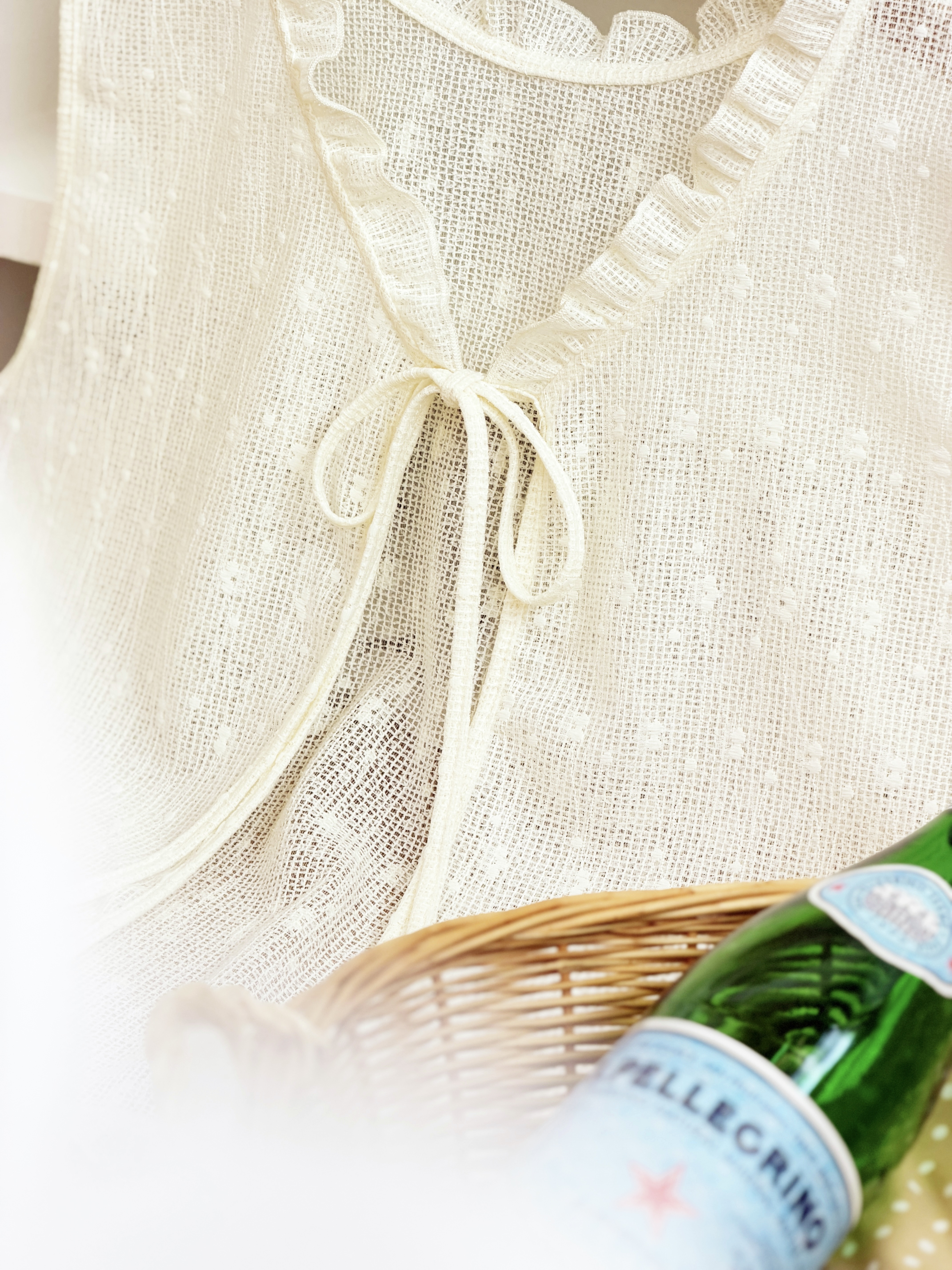 奶油白色 / 荷葉邊小花網紋馬甲 / Ruffled Floral Mesh Tie-Front Vest