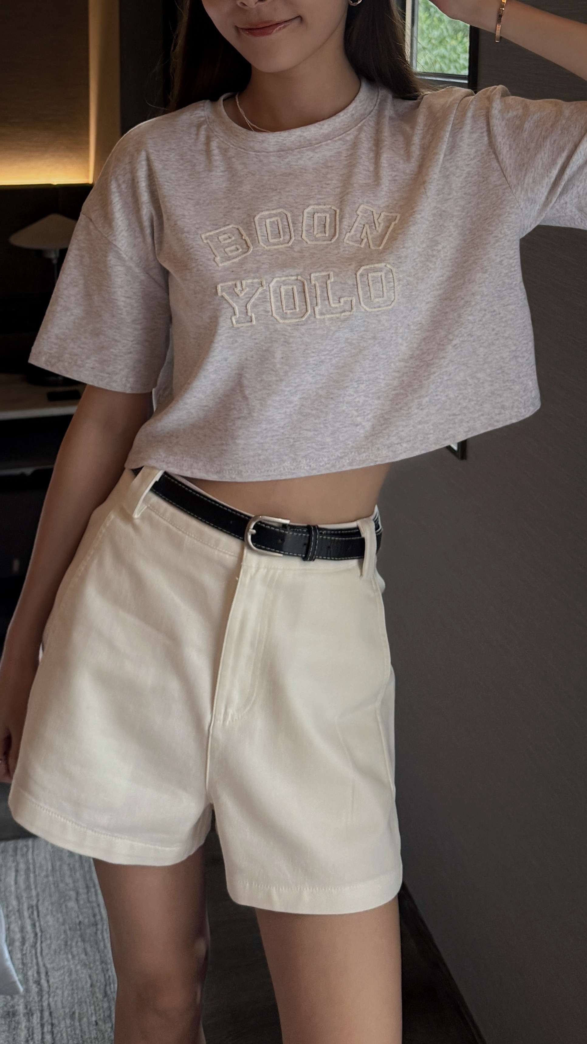 刺繡感立體字母短版上衣（ 2 colors )