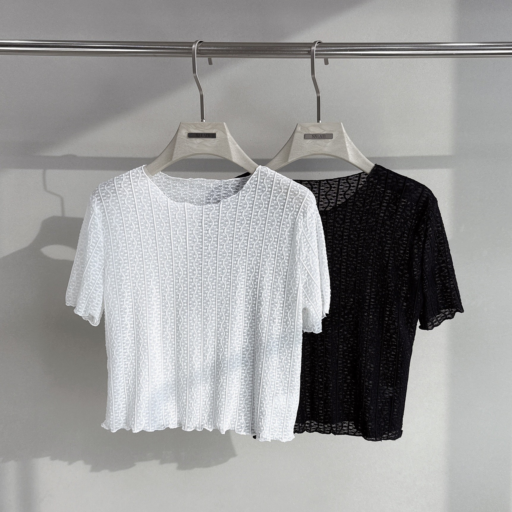 波浪點點透膚上衣