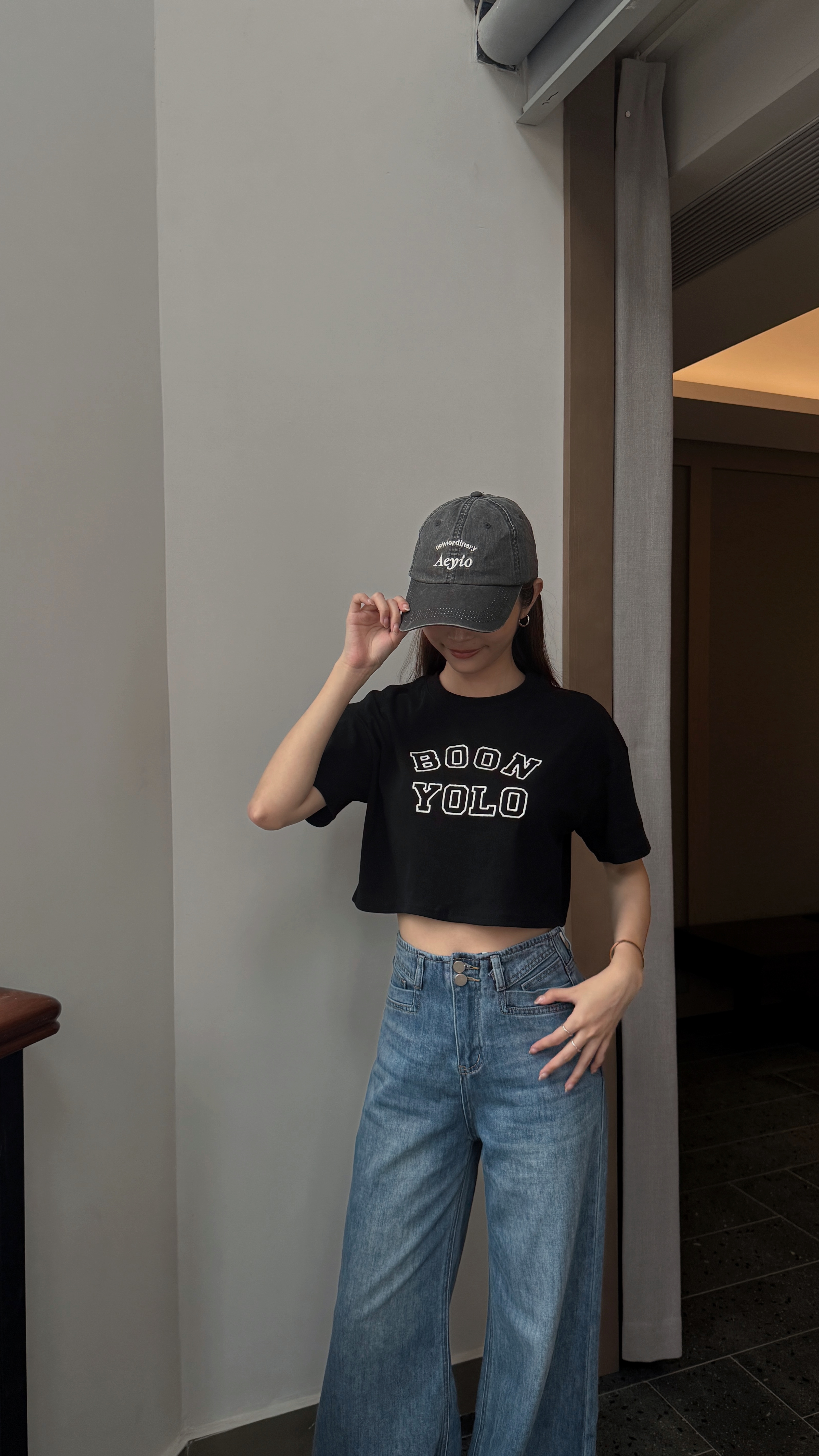 刺繡感立體字母短版上衣（ 2 colors )