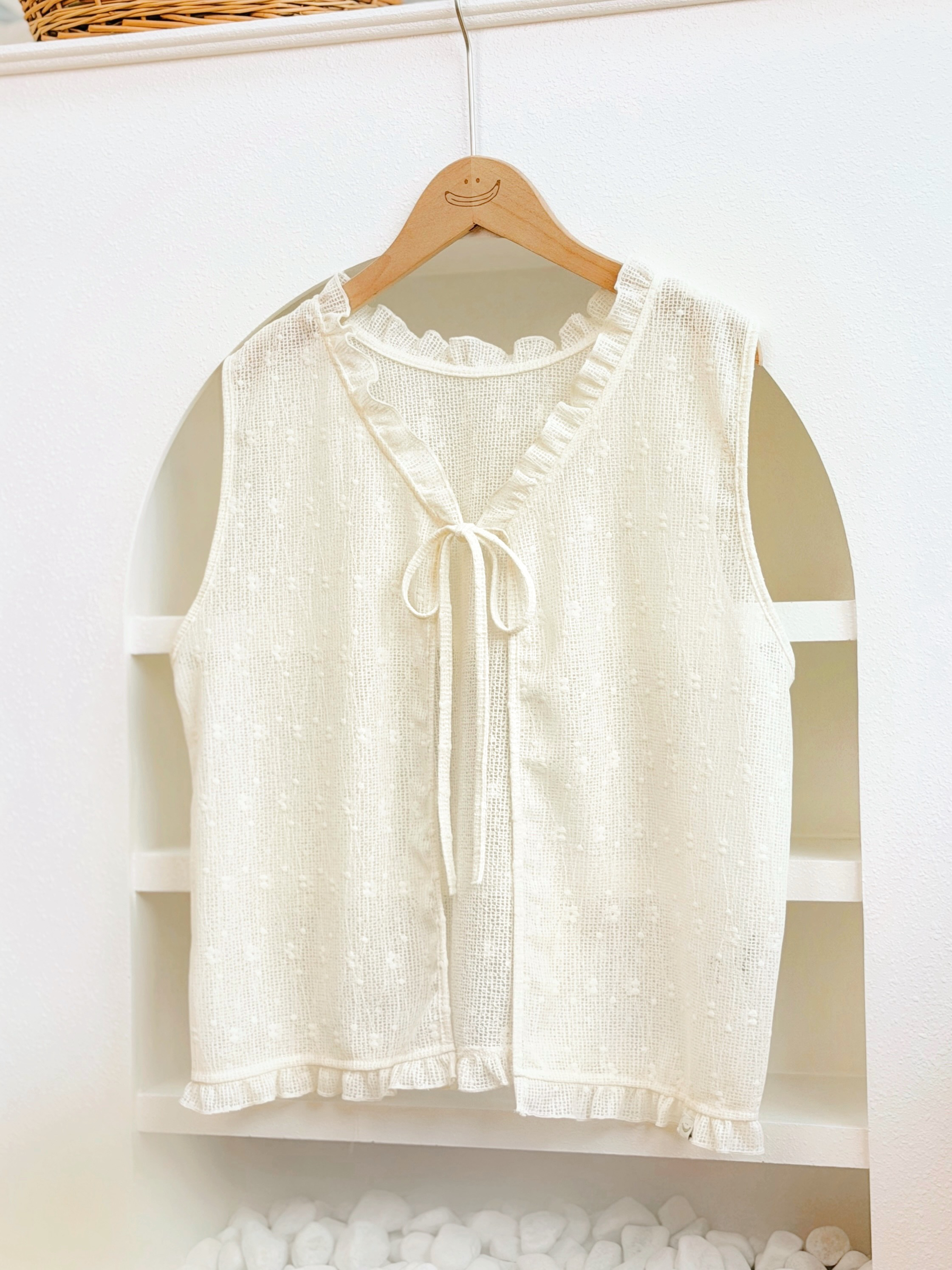 奶油白色 / 荷葉邊小花網紋馬甲 / Ruffled Floral Mesh Tie-Front Vest