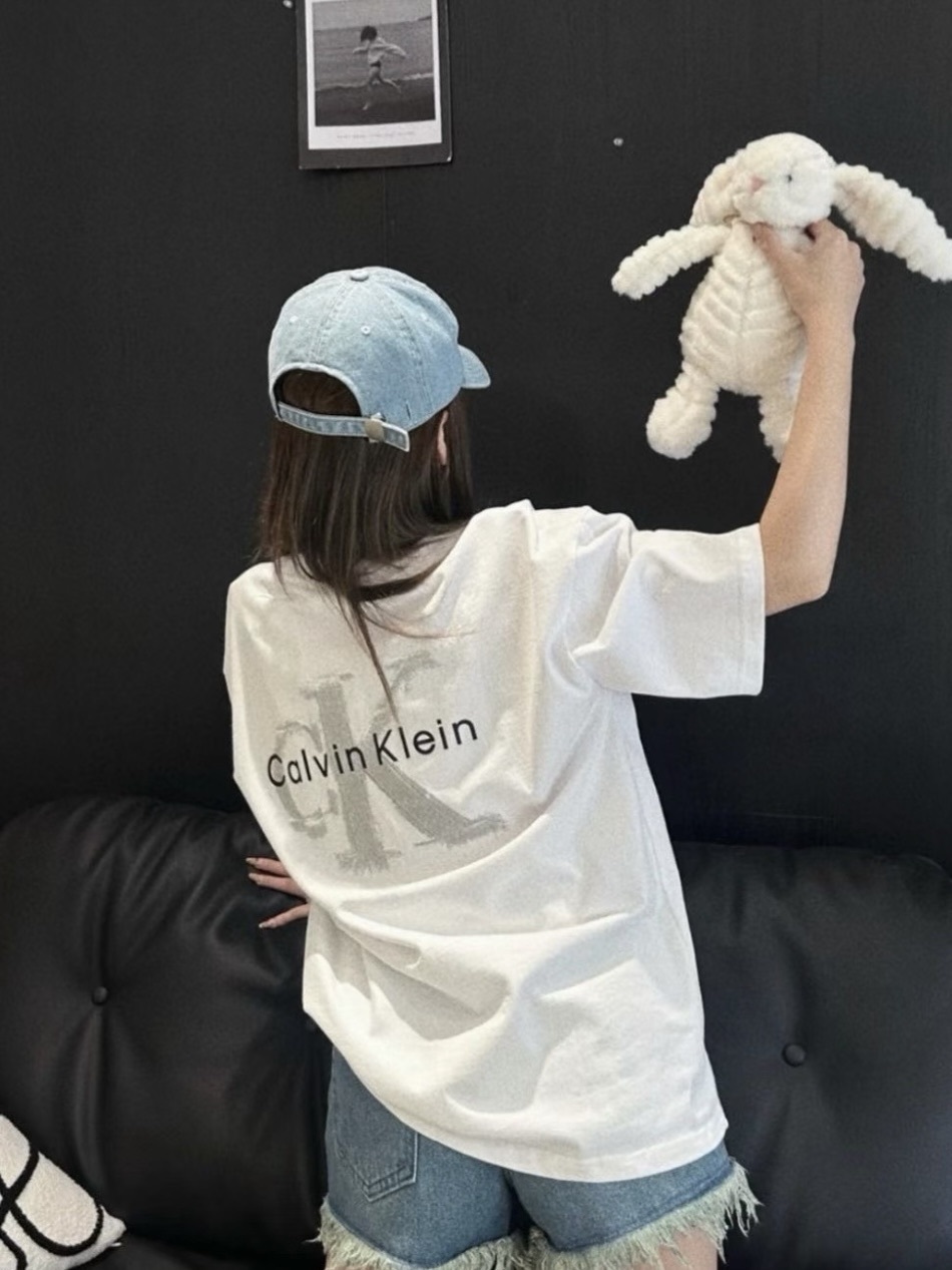 Calvin Klein 大Logo 浮雕短袖上衣