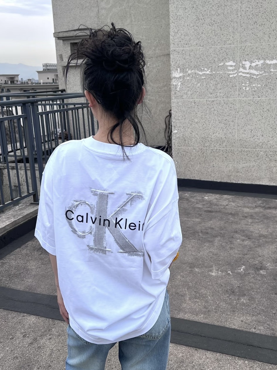 Calvin Klein 大Logo 浮雕短袖上衣