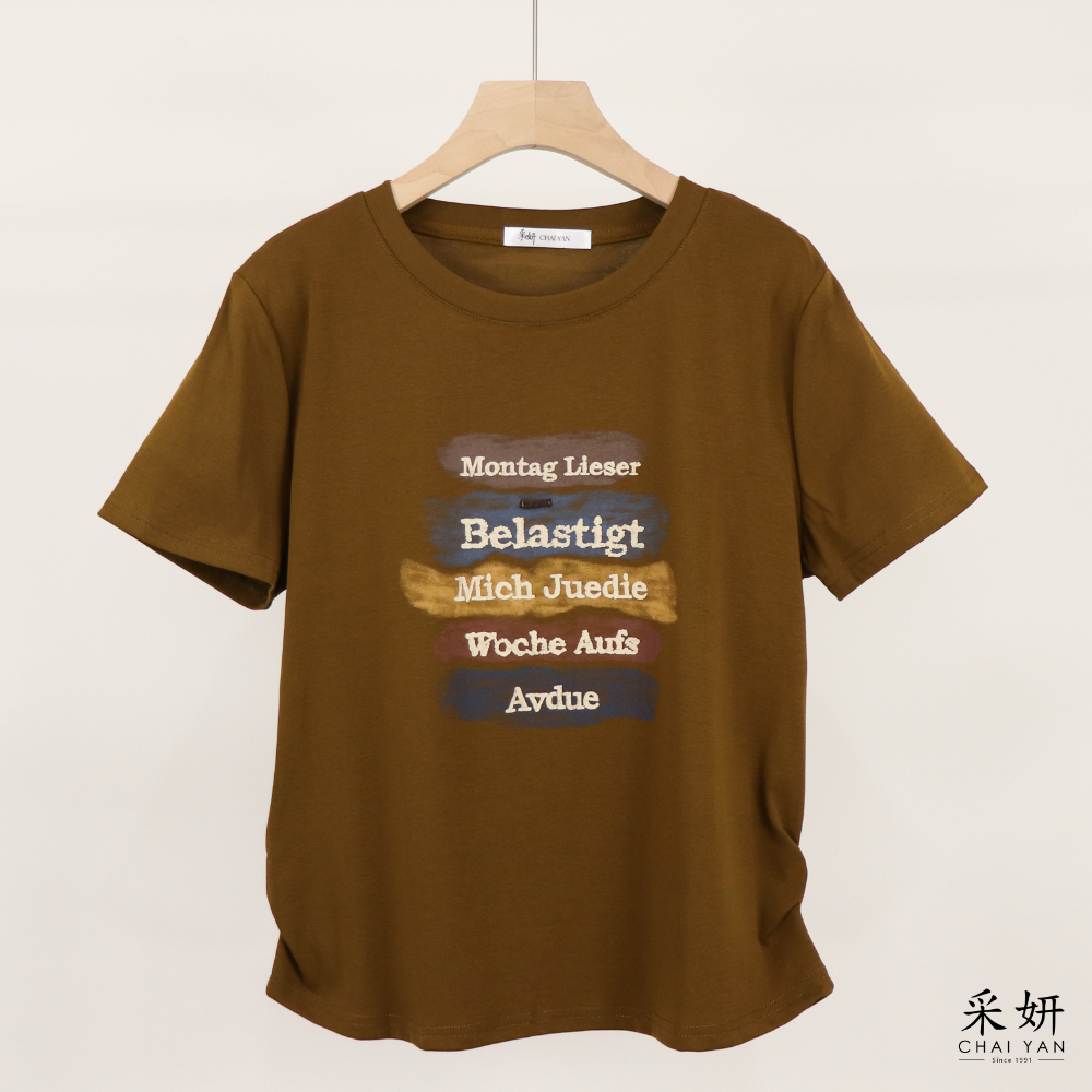 字母水彩底短袖上衣