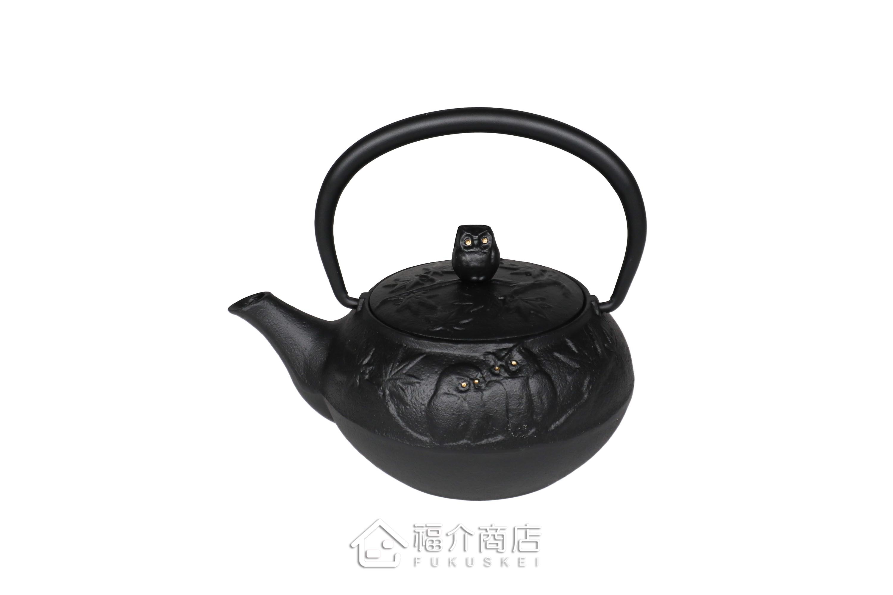 岩戶鑄工所製作的日本泡茶壺,黑色的貓頭鷹造型壺身