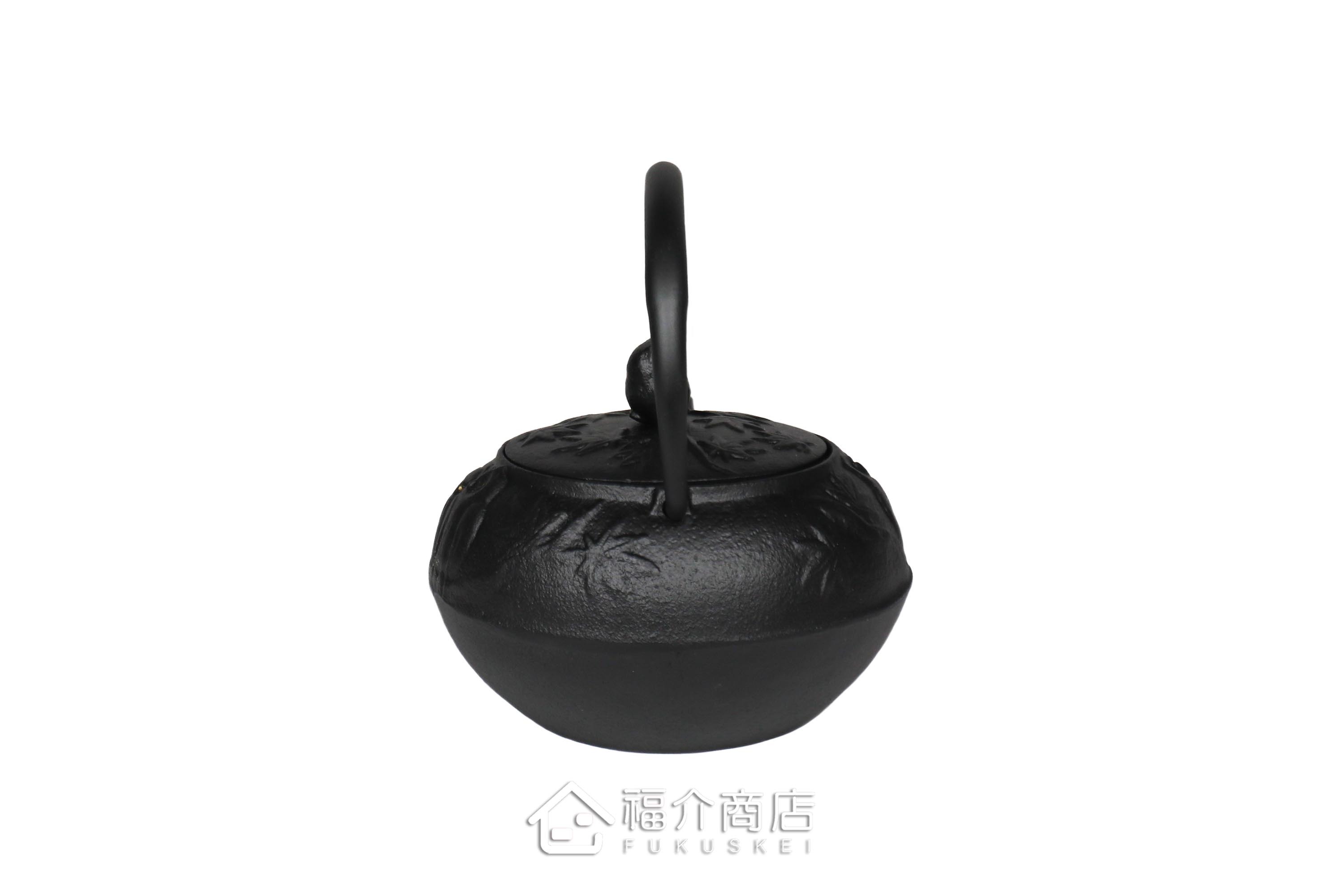 岩戶鑄工所製作的日本泡茶壺,黑色的貓頭鷹造型壺身