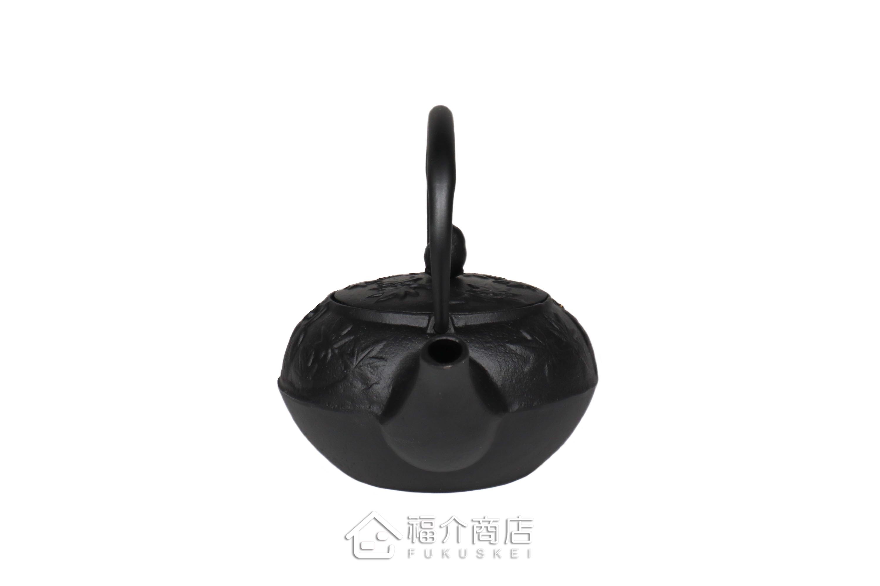 岩戶鑄工所製作的日本泡茶壺,黑色的貓頭鷹造型壺身