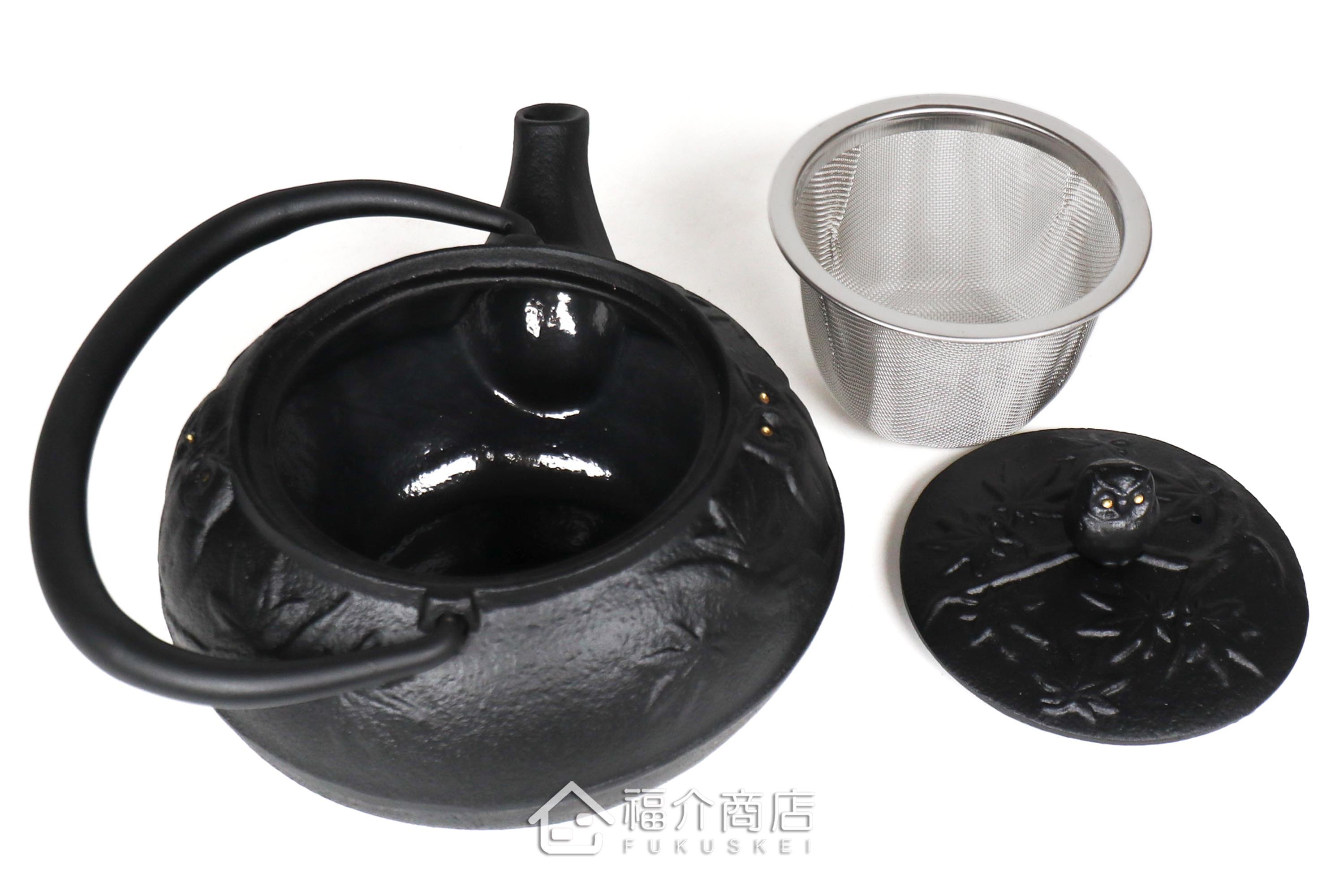 岩戶鑄工所製作的日本泡茶壺,黑色的貓頭鷹造型壺身