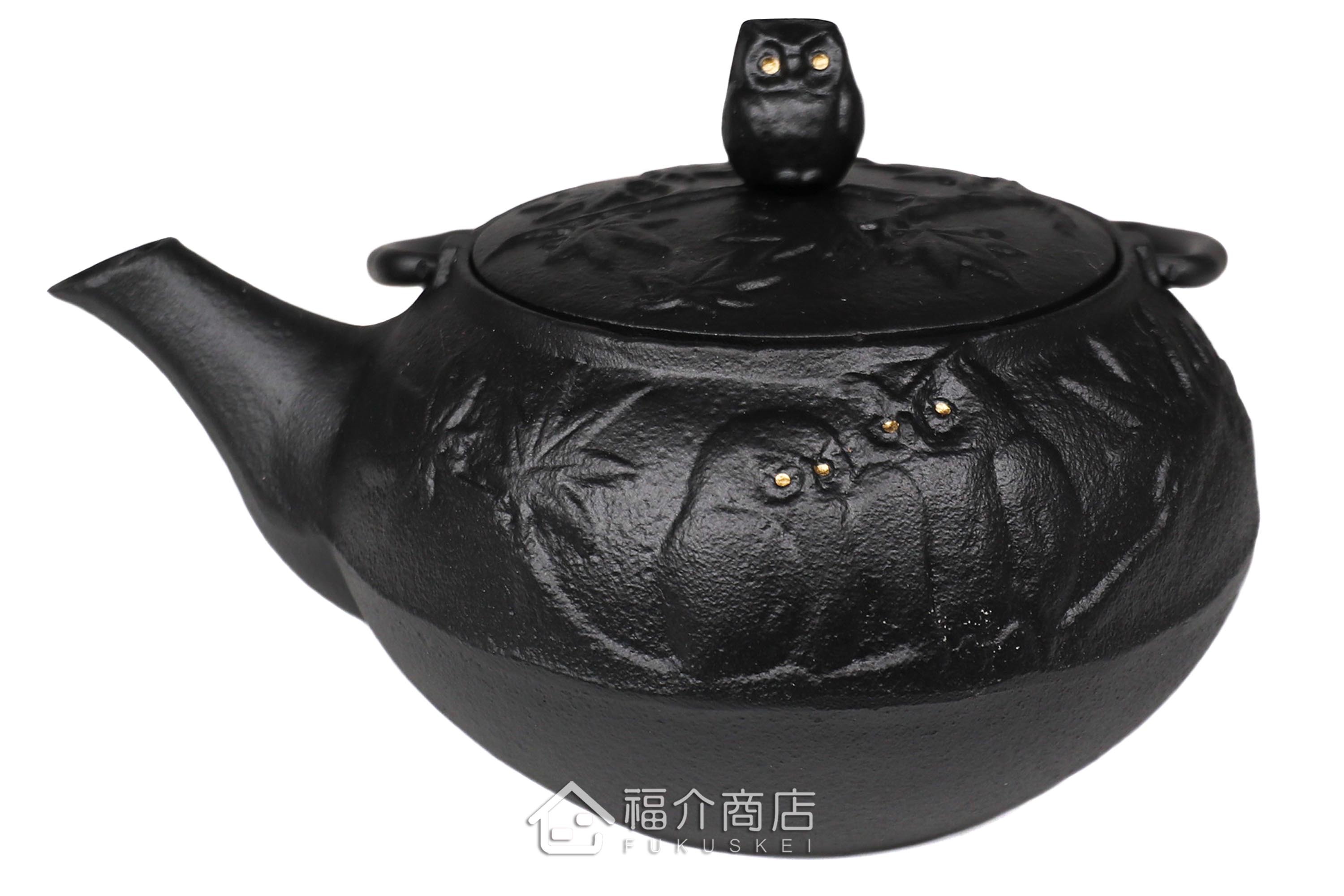 岩戶鑄工所製作的日本泡茶壺,黑色的貓頭鷹造型壺身