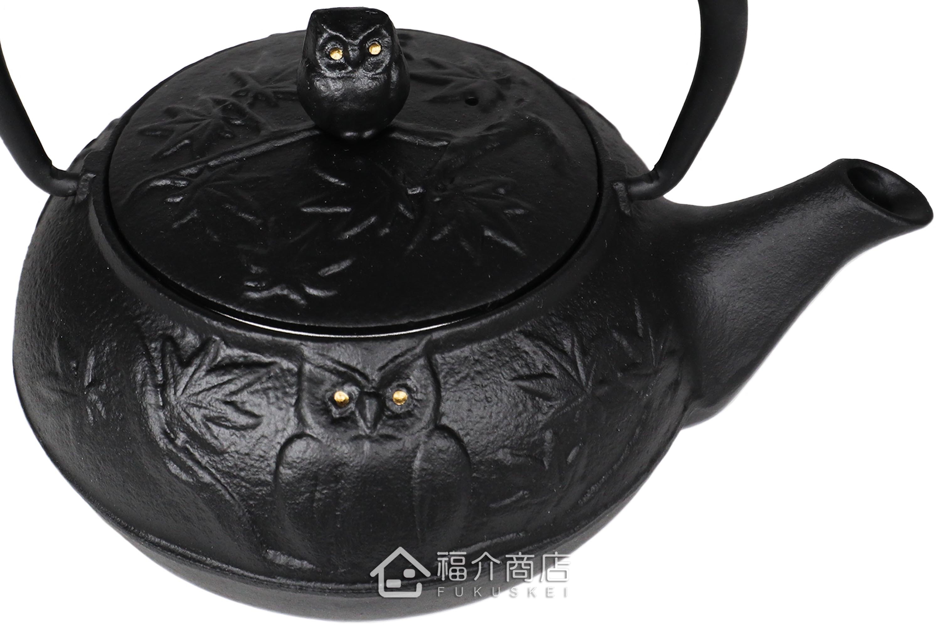 岩戶鑄工所製作的日本泡茶壺,黑色的貓頭鷹造型壺身