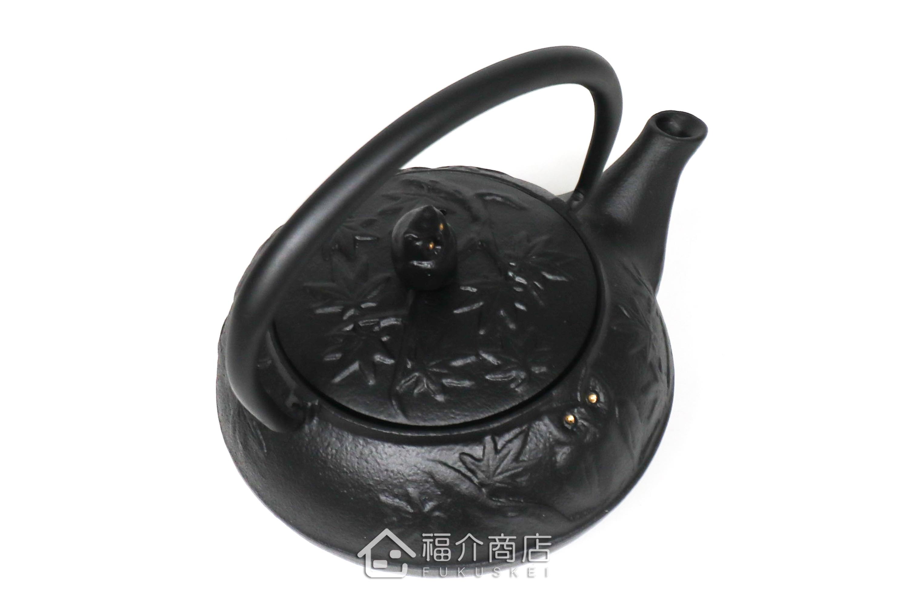 岩戶鑄工所製作的日本泡茶壺,黑色的貓頭鷹造型壺身