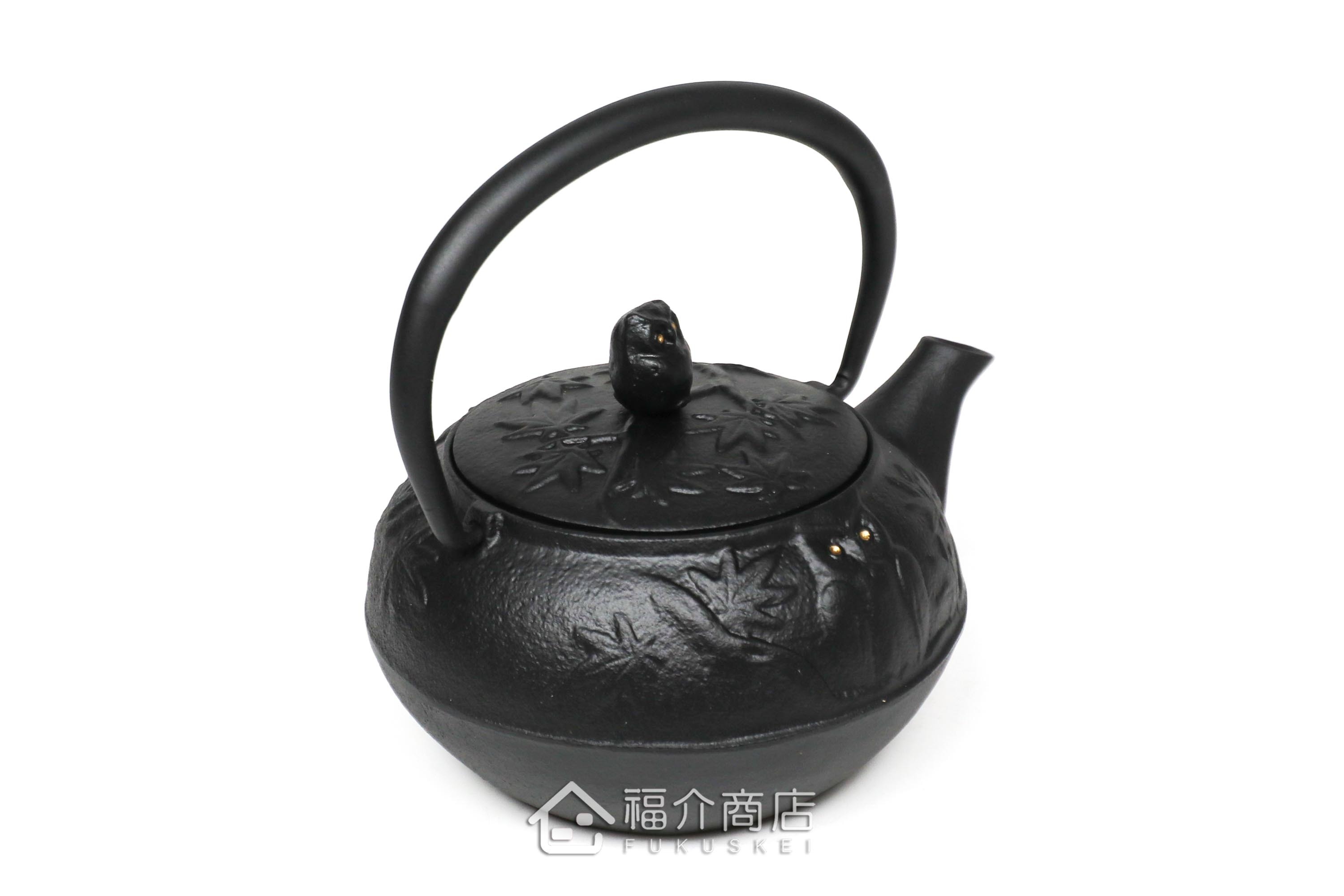 岩戶鑄工所製作的日本泡茶壺,黑色的貓頭鷹造型壺身