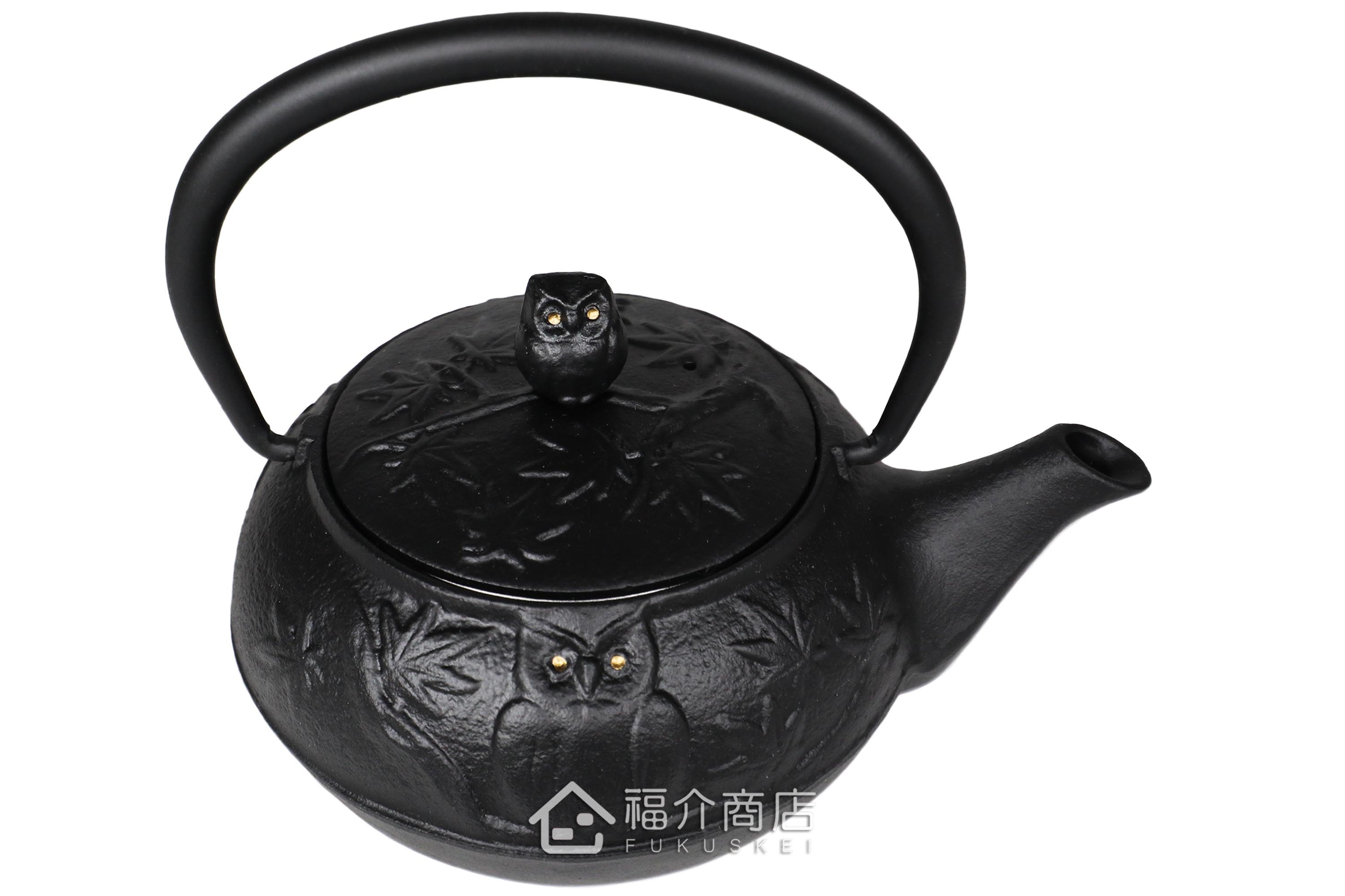 岩戶鑄工所製作的日本泡茶壺,黑色的貓頭鷹造型壺身